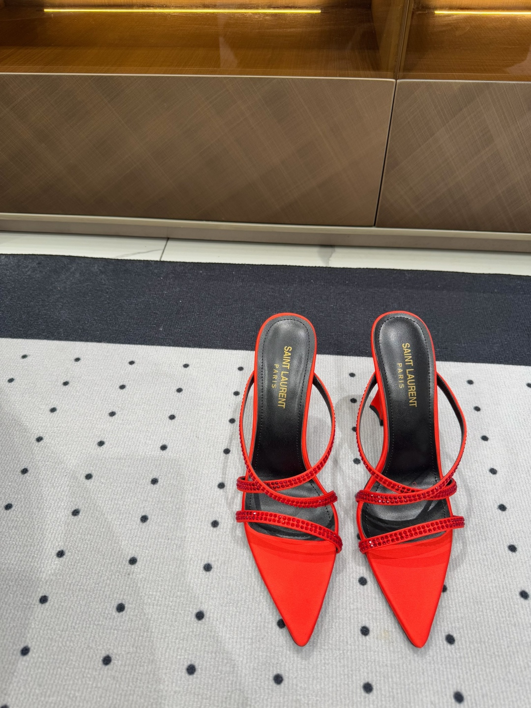 NO:129560,5 New products in early spring, fabric, silk, inner, sheepskin, sole, cowhide, elegant style, create a different feeling, heel height 9.5 cm, counter packaging, simple and elegant style!  show bdetails ———————————— size. ｜35-39 (40 customization), sandals, sandals, cowhide, sheepskin, real silk198609095 早春新品 面料 真丝  内里 羊皮 鞋底 牛皮 优雅风格 创造不一样的感觉 跟高 9.5 cm 专柜包装 简约气质款式！ show bdetails ———————————— size. ｜35-39（40 定制),凉鞋,sandals,cowhide,sheepskin,real silk,Women's Shoes