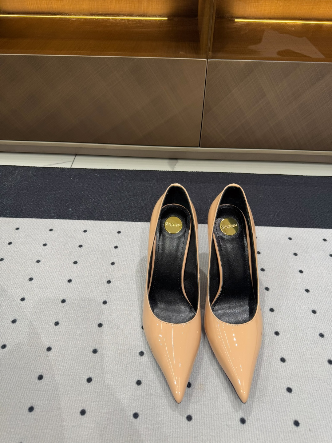 NO:129556,5 New products in early spring, fabric, patent leather, inner, sheepskin, sole, cowhide, elegant style, create a different feeling, heel height 9.5 cm, counter packaging, simple and elegant style!  show bdetails ———————————— size. ｜35-39 (40 41 42 customization), high heels, cowhide, sheepskin198609095 早春新品 面料 漆皮  内里 羊皮 鞋底 牛皮 优雅风格 创造不一样的感觉 跟高 9.5 cm 专柜包装 简约气质款式！ show bdetails ———————————— size. ｜35-39（40 41 42 定制),高跟鞋,high heels,cowhide,sheepskin,Women's Shoes