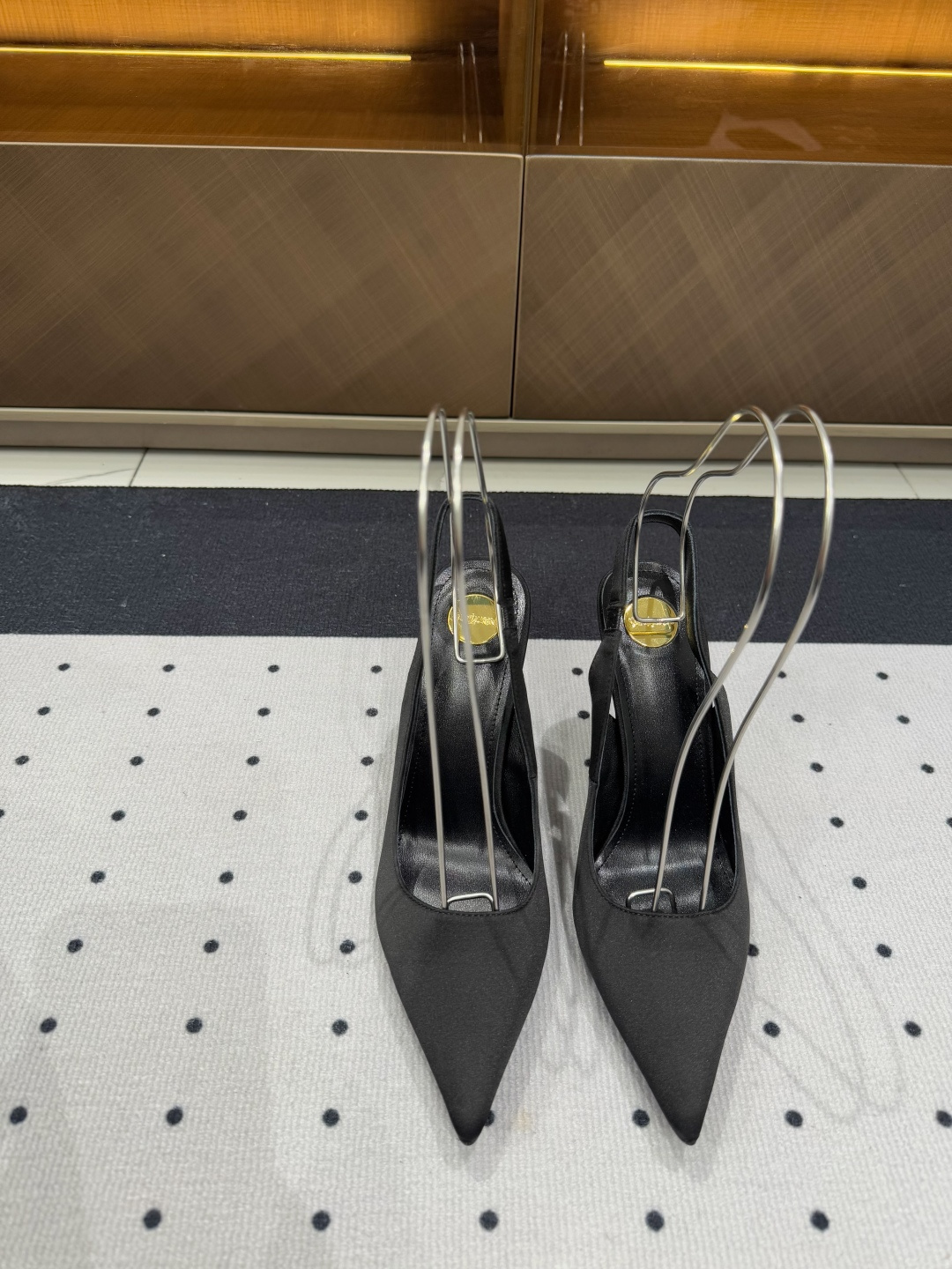 NO:129552,5 New products in early spring, fabric, silk, inner, sheepskin, sole, cowhide, elegant style, create a different feeling, heel height 9.5 cm, counter packaging, simple and elegant style!  show bdetails ———————————— size. ｜35-39 (40 41 42 customization), sandals, sandals, cowhide, sheepskin, real silk198609095 早春新品 面料 真丝  内里 羊皮 鞋底 牛皮 优雅风格 创造不一样的感觉 跟高 9.5 cm 专柜包装 简约气质款式！ show bdetails ———————————— size. ｜35-39（40 41 42 定制),凉鞋,sandals,cowhide,sheepskin,real silk,Women's Shoes