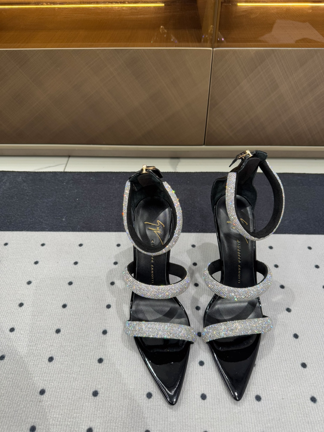 NO:129544,Selection of spring ★Fabric patent leather, inner sheepskin, sole cowhide outsole, elegant style, create a different feeling, heel height 8.5, counter packaging, simple and elegant style!  show bdetails —————————————— ⊿size. ｜35-39 (40 41 customization), sandals, sandals, cowhide, sheepskin19860909开春甄选 ★面料漆皮 内里羊皮 鞋底牛皮大底 优雅风格 创造不一样的感觉 跟高8.5 专柜包装 简约气质款式！ show bdetails ————————————  ⊿size. ｜35-39（40 41 定制）,凉鞋,sandals,cowhide,sheepskin,Women's Shoes