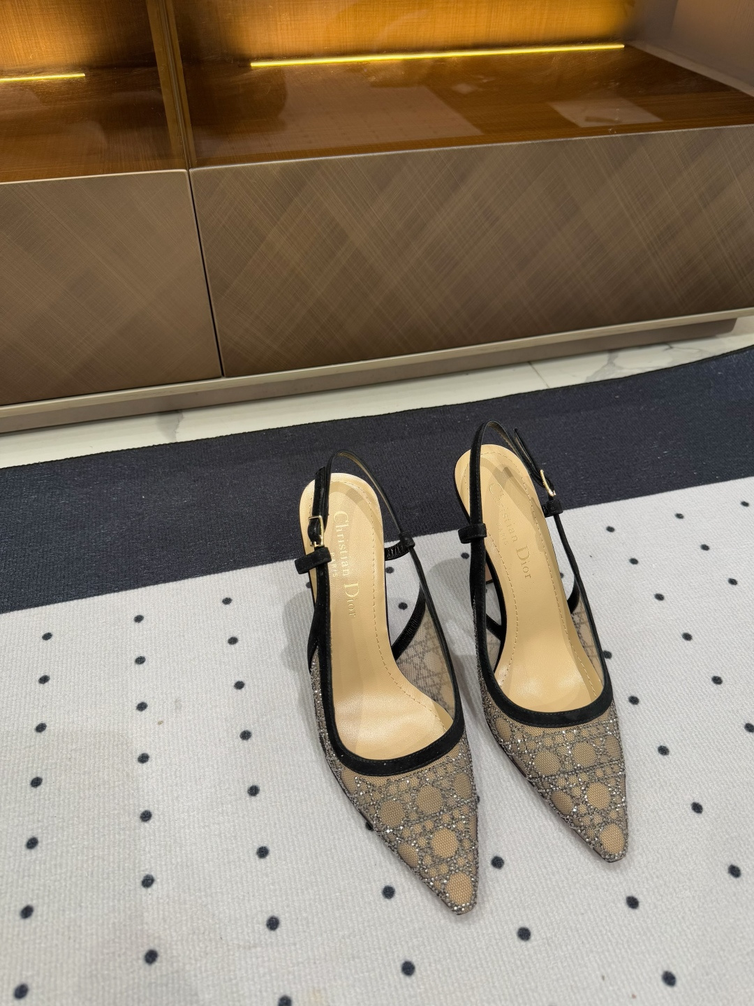 NO:234304,New products in spring and summer, fabric, sheep velvet, inner, sheepskin, sole, dyed cowhide sole, elegant style, create a different feeling, heel height 10 cm, counter packaging, brought with it the airplane box, simple and elegant style!  show bdetails ———————————— size. ｜35-39 (40 41 42 customization), high heels, cowhide, sheepskin19860909春夏新品 面料 羊反绒  内里 羊皮 鞋底 透染牛皮底 优雅风格 创造不一样的感觉 跟高 10 cm 专柜包装 自带飞机盒 简约气质款式！ show bdetails ———————————— size. ｜35-39（40 41 42 定制）,高跟鞋,high heels,cowhide,sheepskin,Women's Shoes