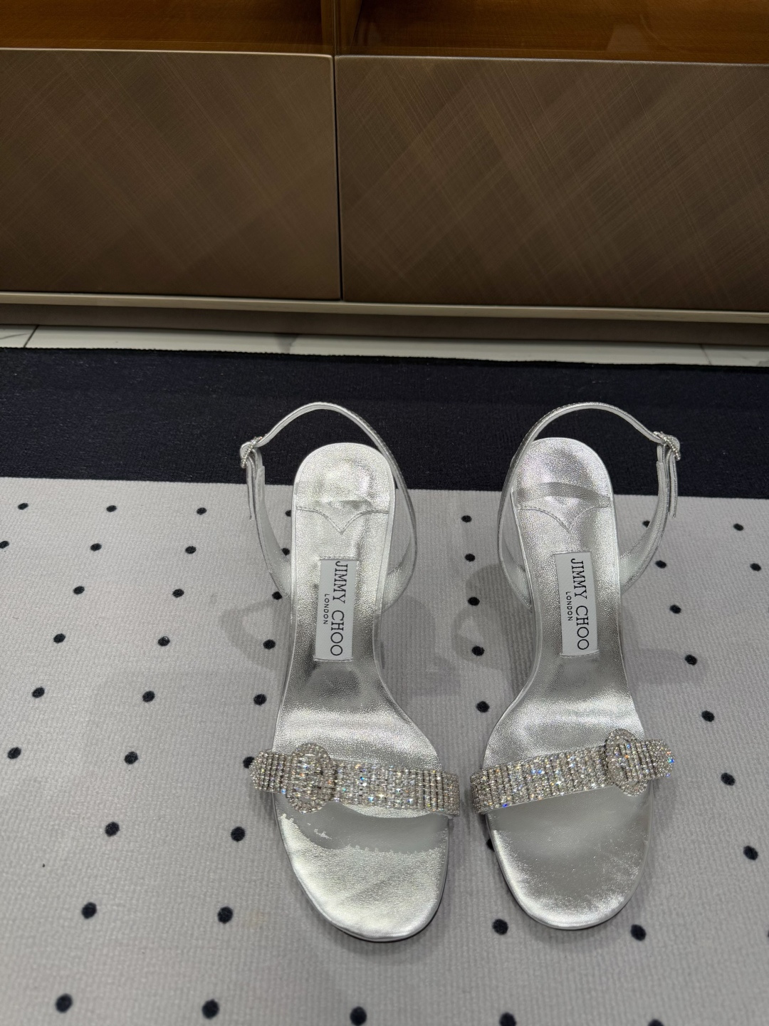 NO:382404,The most beautiful sandals are the first to see in the early spring. They are both fashionable and elegant. They are decorated with exquisite crystal diamonds, shining and perfectly decorated with leg shapes. ★Fabric Sheepskin Inner Sheepskin Sole Cowhide Outsole Elegant style Create a different feeling Heel height 9.5 cm. Counter packaging Simple and elegant style!  show bdetails —————————————— ⊿size. ｜35-39 (40 41 42 customization), sandals, sandals, cowhide, sheepskin19860909早春新品 最美凉鞋抢先看,既时尚又不失优雅,点缀着精致的水晶钻,闪闪发光,完美的修饰腿型, ★面料 羊皮 内里 羊皮 鞋底 牛皮大底 优雅风格 创造不一样的感觉 跟高 9.5 cm 专柜包装 简约气质款式！ show bdetails ————————————  ⊿size. ｜35-39（40 41 42 定制）,凉鞋,sandals,cowhide,sheepskin,Women's Shoes