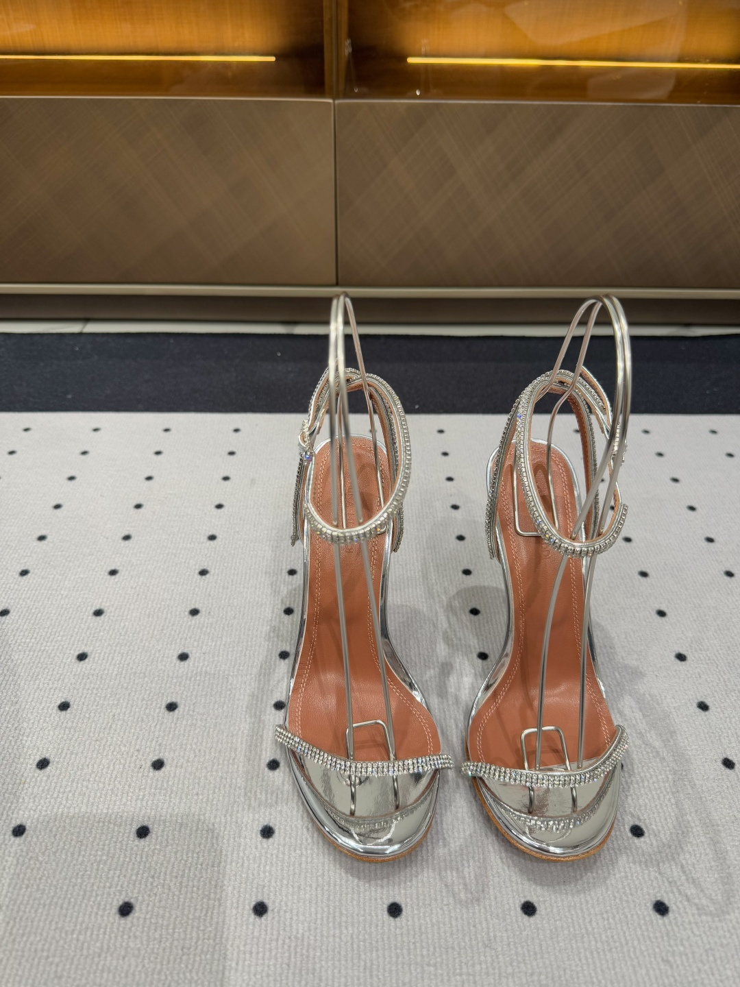 NO:170173,· Fashionable style for show, ★Fabric Mirror Inner Sheepskin Sole Cowhide Outsole (original injection molding) Elegant style Create a different feeling Heel height 10cm Special packaging Simple and elegant style!  show bdetails —————————————— ⊿size. ｜35-39 (40 41 42 customization), sandals, sandals, cowhide, sheepskin19860909· 走秀时尚款, ★面料 镜面 内里 羊皮 鞋底 牛皮大底（原版注塑） 优雅风格 创造不一样的感觉 跟高 10cm 专柜包装 简约气质款式！ show bdetails ————————————  ⊿size. ｜35-39（40 41 42 定制）,凉鞋,sandals,cowhide,sheepskin,Women's Shoes