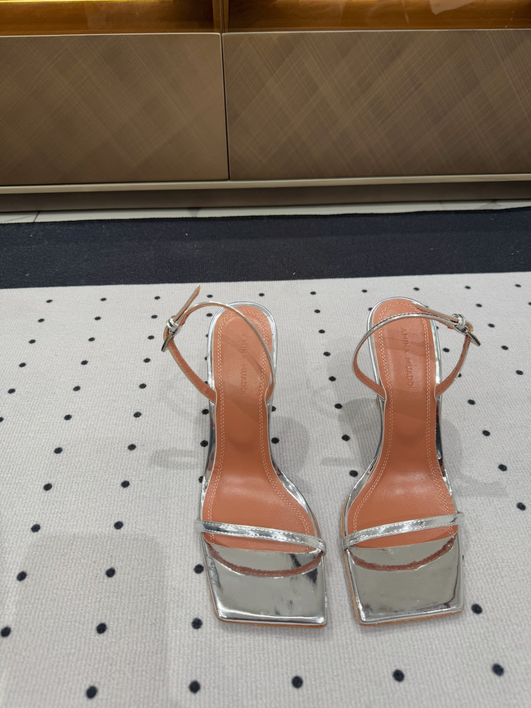 NO:170182,· Fashionable style for show, ★Fabric Mirror Inner Sheepskin Sole Cowhide Outsole (original injection molding) Elegant style Create a different feeling Heel height 10cm Special packaging Simple and elegant style!  show bdetails —————————————— ⊿size. ｜35-39 (40 41 42 customization), sandals, sandals, cowhide, sheepskin19860909· 走秀时尚款, ★面料 镜面 内里 羊皮 鞋底 牛皮大底（原版注塑） 优雅风格 创造不一样的感觉 跟高 10cm 专柜包装 简约气质款式！ show bdetails ————————————  ⊿size. ｜35-39（40 41 42 定制）,凉鞋,sandals,cowhide,sheepskin,Women's Shoes