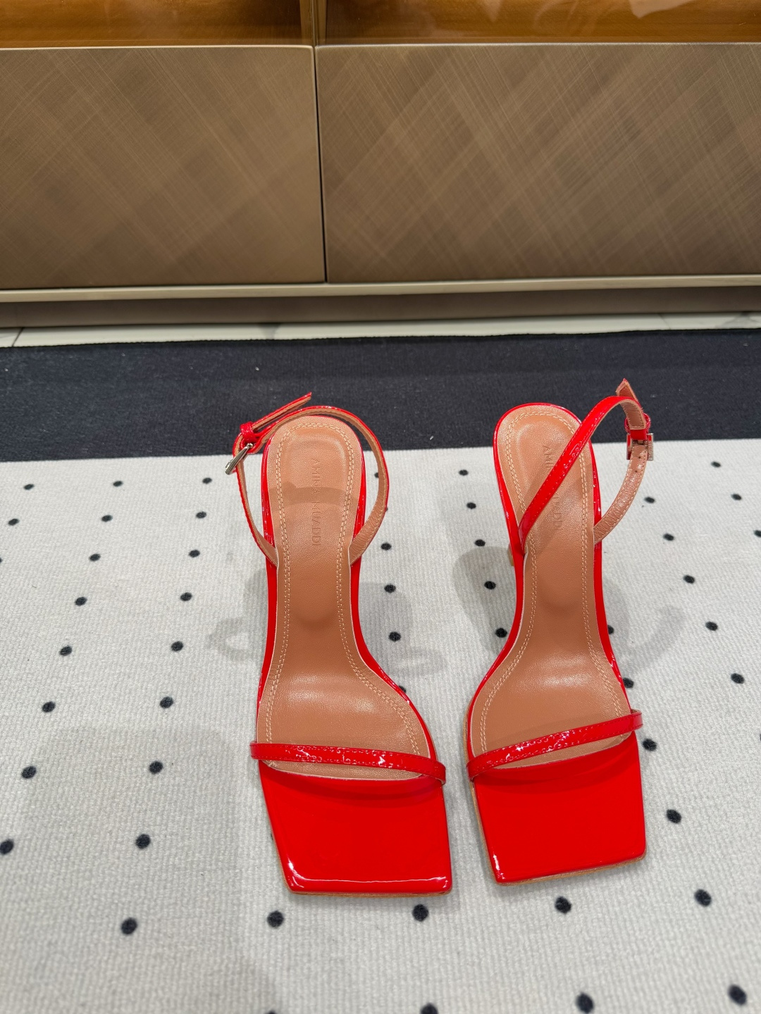 NO:170184,· Fashionable style for show, ★Fabric Patent leather Inner Sheepskin Sole Cowhide Outsole (original injection molding) Elegant style Create a different feeling Heel height 10cm Special packaging Simple and elegant style!  show bdetails —————————————— ⊿size. ｜35-39 (40 41 42 customization), sandals, sandals, cowhide, sheepskin19860909· 走秀时尚款, ★面料 漆皮 内里 羊皮 鞋底 牛皮大底（原版注塑） 优雅风格 创造不一样的感觉 跟高 10cm 专柜包装 简约气质款式！ show bdetails ————————————  ⊿size. ｜35-39（40 41 42 定制）,凉鞋,sandals,cowhide,sheepskin,Women's Shoes