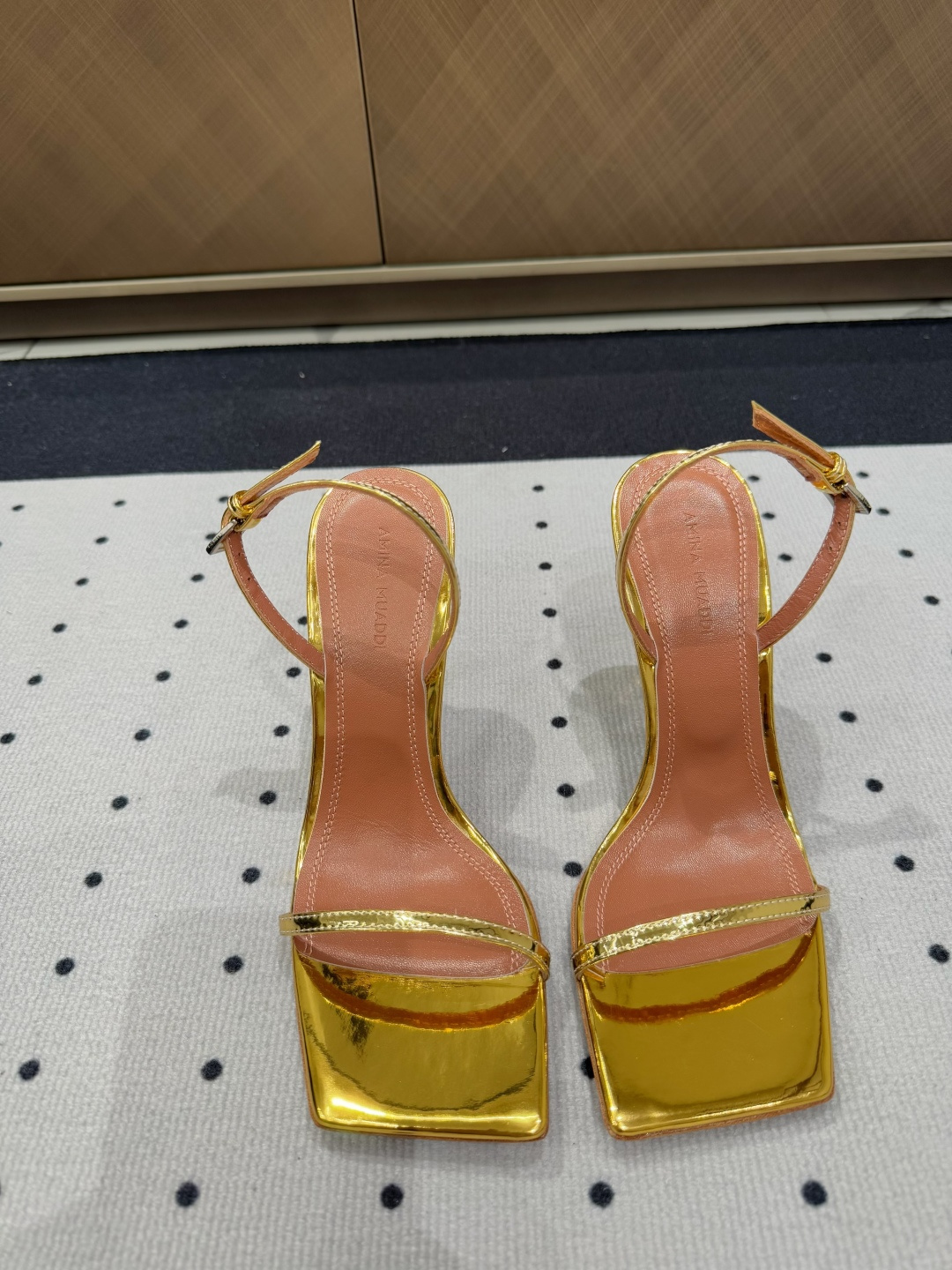 NO:170186,· Fashionable style for show, ★Fabric Mirror Inner Sheepskin Sole Cowhide Outsole (original injection molding) Elegant style Create a different feeling Heel height 10cm Special packaging Simple and elegant style!  show bdetails —————————————— ⊿size. ｜35-39 (40 41 42 customization), sandals, sandals, cowhide, sheepskin19860909· 走秀时尚款, ★面料 镜面 内里 羊皮 鞋底 牛皮大底（原版注塑） 优雅风格 创造不一样的感觉 跟高 10cm 专柜包装 简约气质款式！ show bdetails ————————————  ⊿size. ｜35-39（40 41 42 定制）,凉鞋,sandals,cowhide,sheepskin,Women's Shoes