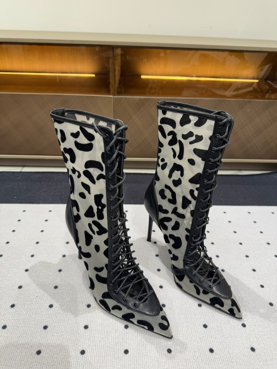 NO:234297,Fashionable style, ★Fabric, lace, inner, sheepskin, sole, cowhide outsole (original injection molding) Elegant style Create a different feeling Heel height 9.5 cm, counter packaging, simple and elegant style!  show bdetails —————————————— ⊿size. ｜35-39 (40 41 42 customized), high heels, cowhide, sheepskin19860909走秀时尚款, ★面料 蕾丝 内里 羊皮 鞋底 牛皮大底（原版注塑） 优雅风格 创造不一样的感觉 跟高 9.5 cm 专柜包装 简约气质款式！ show bdetails ————————————  ⊿size. ｜35-39（40 41 42 定制）,高跟鞋,high heels,cowhide,sheepskin,Women's Shoes