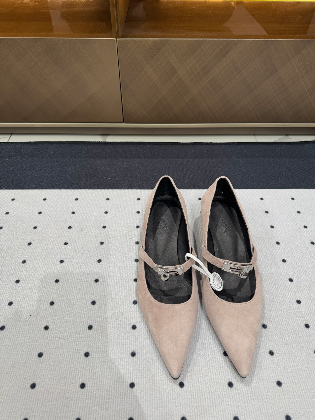 NO:167303,Fashionable style, ★Fabric, Sheep velvet, Inner, Sheepskin, Sole, Cowhide, Elegant Style, Create a different feeling, Heel height 3.5 1 cm, Counter packaging, Simple and elegant style!  show bdetails —————————————— ⊿size. ｜35-39 (40 41 customization), single shoes, cowhide, sheepskin19860909走秀时尚款, ★面料 羊反绒 内里 羊皮 鞋底 牛皮 优雅风格 创造不一样的感觉 跟高 3.5 1 cm 专柜包装 简约气质款式！ show bdetails ————————————  ⊿size. ｜35-39（40 41 定制）,单鞋,cowhide,sheepskin,Women's Shoes