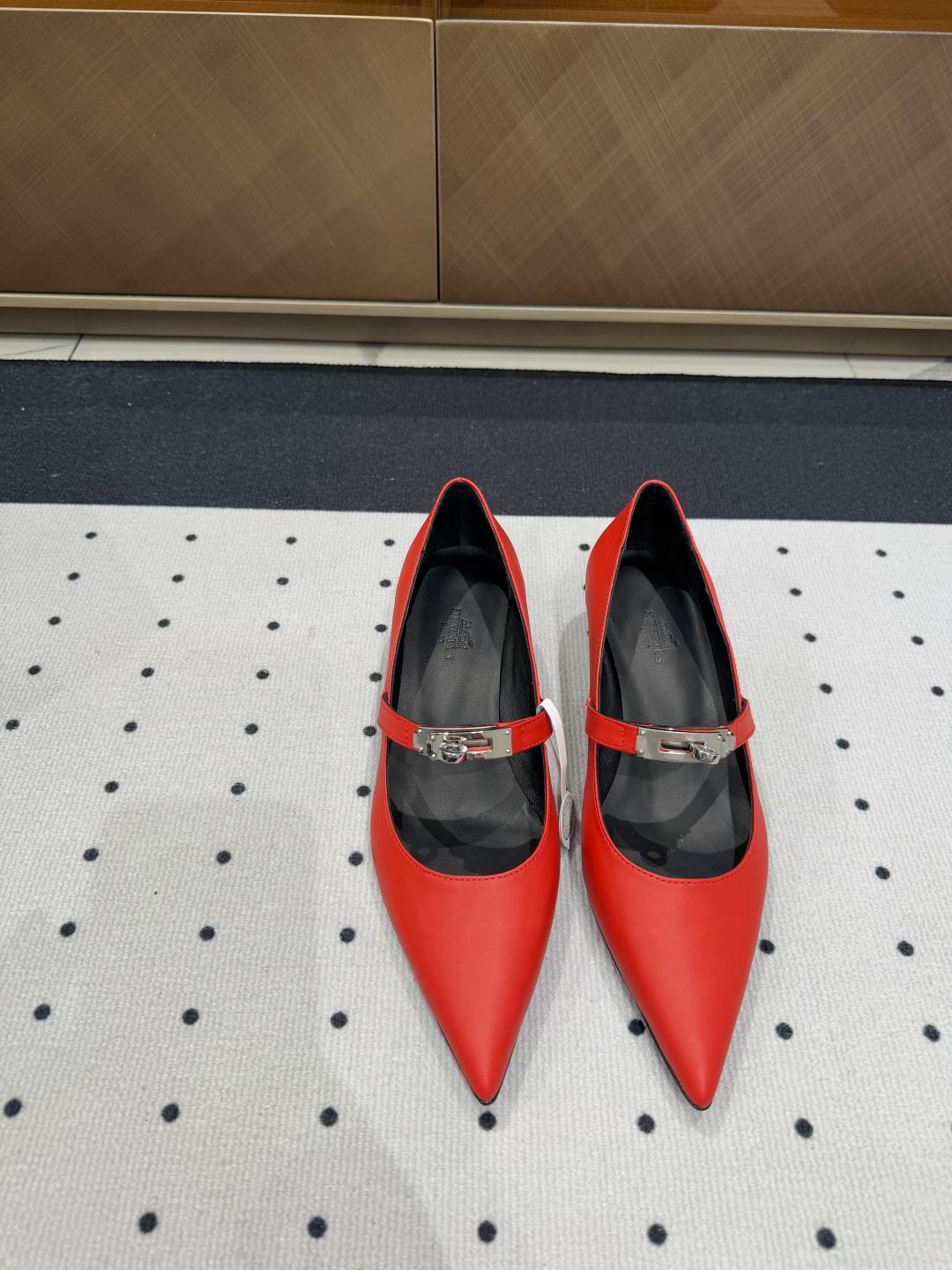 NO:167304,Fashionable style, ★Fabric, cowhide, inner, sheepskin, sole, cowhide, elegant style, create a different feeling, heel height 3.5 cm, counter packaging, simple and elegant style!  show bdetails —————————————— ⊿size. ｜35-39 (40 41 customization), single shoes, cowhide, sheepskin19860909走秀时尚款, ★面料 牛皮 内里 羊皮 鞋底 牛皮 优雅风格 创造不一样的感觉 跟高 3.5 cm 专柜包装 简约气质款式！ show bdetails ————————————  ⊿size. ｜35-39（40 41 定制）,单鞋,cowhide,sheepskin,Women's Shoes