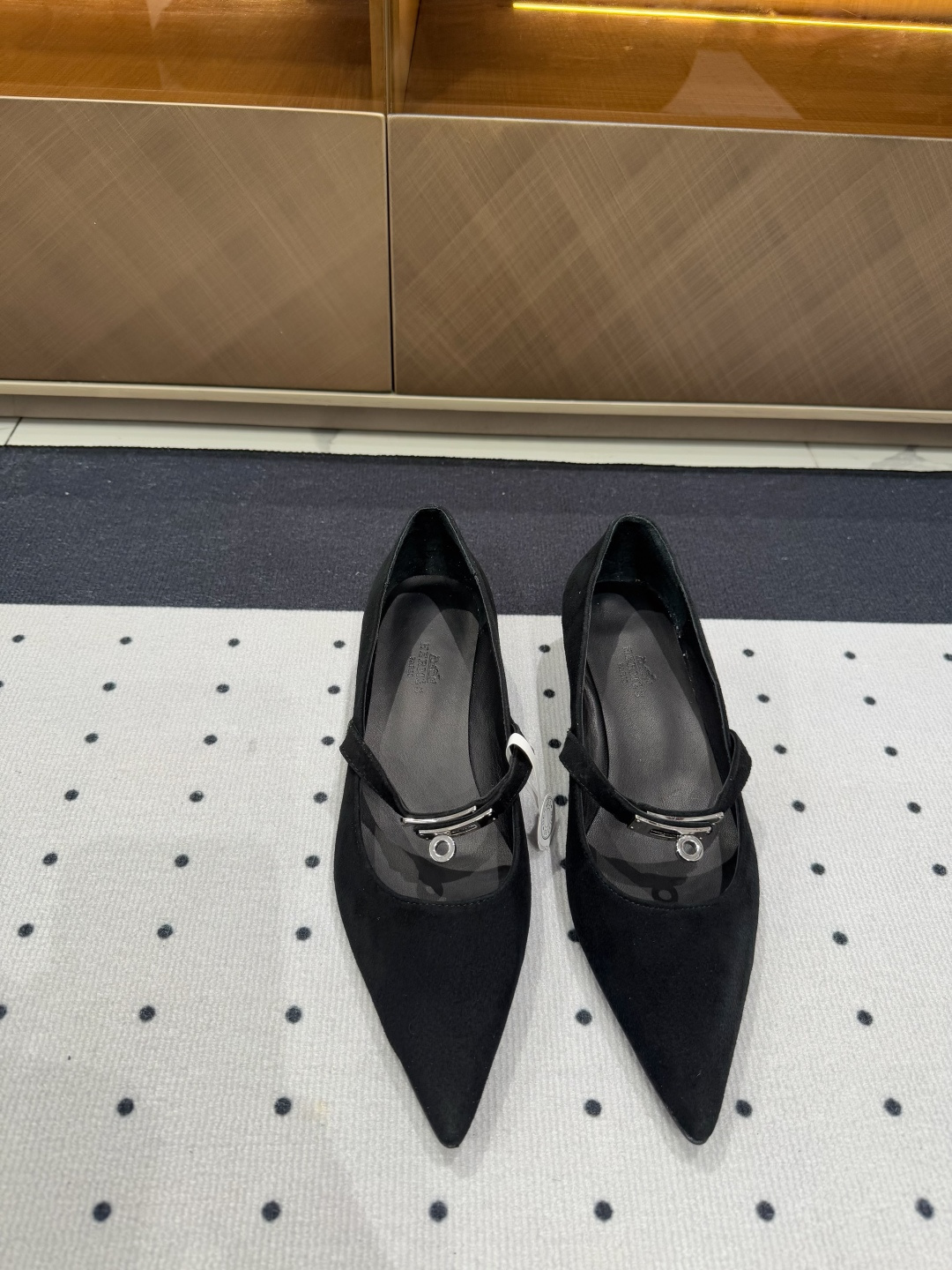 NO:167306,Fashionable style for show, ★Fabric, Sheep velvet, Inner, Sheepskin, Sole, Cowhide, Elegant style, Create a different feeling, Heel height 3.5 cm, Counter packaging, Simple and elegant style!  show bdetails —————————————— ⊿size. ｜35-39 (40 41 customization), single shoes, cowhide, sheepskin19860909走秀时尚款, ★面料 羊反绒 内里 羊皮 鞋底 牛皮 优雅风格 创造不一样的感觉 跟高 3.5 cm 专柜包装 简约气质款式！ show bdetails ————————————  ⊿size. ｜35-39（40 41 定制）,单鞋,cowhide,sheepskin,Women's Shoes