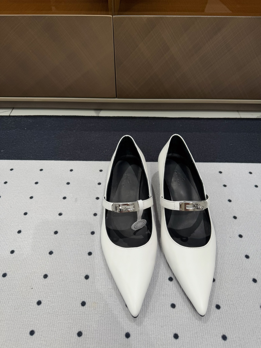 NO:167309,Fashionable style, ★Fabric, cowhide, inner, sheepskin, sole, cowhide, elegant style, create a different feeling, heel height 3.5 cm, counter packaging, simple and elegant style!  show bdetails —————————————— ⊿size. ｜35-39 (40 41 customization), single shoes, cowhide, sheepskin19860909走秀时尚款, ★面料 牛皮 内里 羊皮 鞋底 牛皮 优雅风格 创造不一样的感觉 跟高 3.5 cm 专柜包装 简约气质款式！ show bdetails ————————————  ⊿size. ｜35-39（40 41 定制）,单鞋,cowhide,sheepskin,Women's Shoes