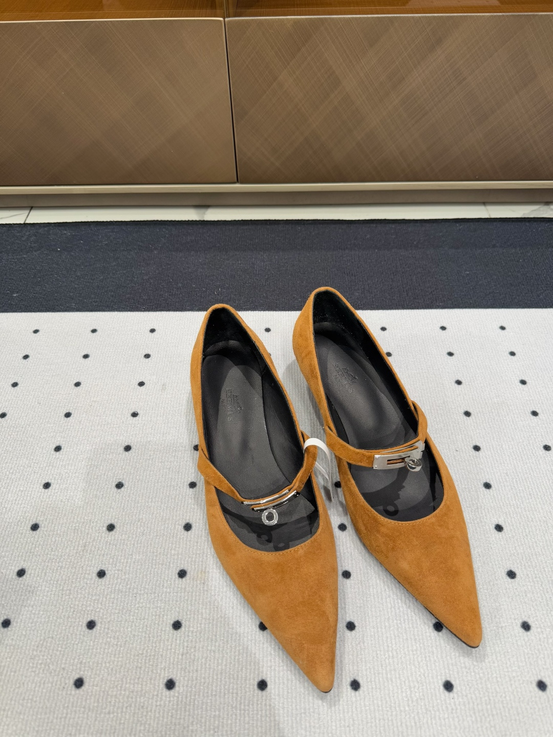 NO:167312,Fashionable style for show, ★Fabric, Sheep velvet, Inner, Sheepskin, Sole, Cowhide, Elegant style, Create a different feeling, Heel height 3.5 cm, Counter packaging, Simple and elegant style!  show bdetails —————————————— ⊿size. ｜35-39 (40 41 customization), single shoes, cowhide, sheepskin19860909走秀时尚款, ★面料 羊反绒 内里 羊皮 鞋底 牛皮 优雅风格 创造不一样的感觉 跟高 3.5 cm 专柜包装 简约气质款式！ show bdetails ————————————  ⊿size. ｜35-39（40 41 定制）,单鞋,cowhide,sheepskin,Women's Shoes