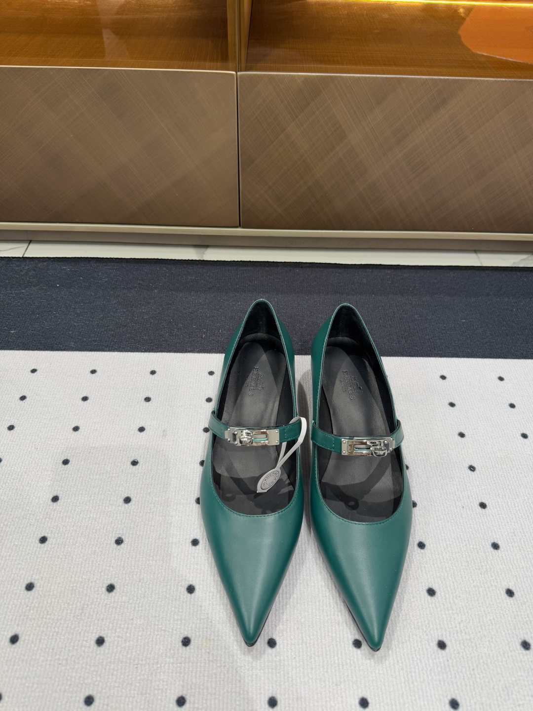 NO:167315,Fashionable style, ★Fabric, cowhide, inner, sheepskin, sole, cowhide, elegant style, create a different feeling, heel height 3.5 cm, counter packaging, simple and elegant style!  show bdetails —————————————— ⊿size. ｜35-39 (40 41 customization), single shoes, cowhide, sheepskin19860909走秀时尚款, ★面料 牛皮 内里 羊皮 鞋底 牛皮 优雅风格 创造不一样的感觉 跟高 3.5 cm 专柜包装 简约气质款式！ show bdetails ————————————  ⊿size. ｜35-39（40 41 定制）,单鞋,cowhide,sheepskin,Women's Shoes