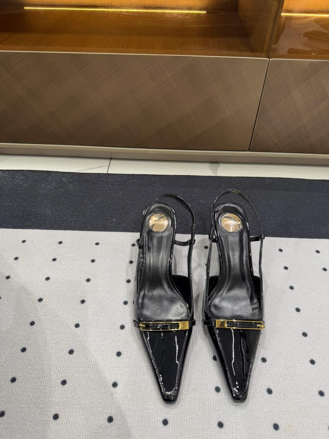 NO:234293,25 spring model Who can refuse ysl high heels? It is known as the magic of killing men. You deserve to have fabric patent leather, inner sheepskin sole cowhide, elegant style, create a different feeling, heel height 9.8 7.5 cm, counter packaging, simple and elegant style!  show bdetails ————————————— size. ｜35-39 (40 41 42 customization), high heels, saint laurent, high heels, cowhide, sheepskin1986090925春款 谁能拒绝ysl高跟鞋,号称斩男神奇,你值得拥有  面料 漆皮  内里 羊皮 鞋底 牛皮 优雅风格 创造不一样的感觉 跟高 9.8 7.5 cm 专柜包装 简约气质款式！ show bdetails ———————————— size. ｜35-39（40 41 42 定制）,高跟鞋,saint laurent,high heels,cowhide,sheepskin,Women's Shoes