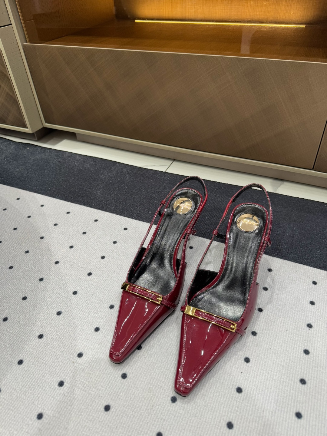 NO:234295,25 spring model Who can refuse ysl high heels? It is known as the magic of killing men. You deserve to have fabric patent leather, inner sheepskin sole cowhide, elegant style, create a different feeling, heel height 9.8 cm, counter packaging, simple and elegant style!  show bdetails ————————————— size. ｜35-39 (40 41 42 customization), high heels, saint laurent, high heels, cowhide, sheepskin1986090925春款 谁能拒绝ysl高跟鞋,号称斩男神奇,你值得拥有  面料 漆皮  内里 羊皮 鞋底 牛皮 优雅风格 创造不一样的感觉 跟高 9.8 cm 专柜包装 简约气质款式！ show bdetails ———————————— size. ｜35-39（40 41 42 定制）,高跟鞋,saint laurent,high heels,cowhide,sheepskin,Women's Shoes