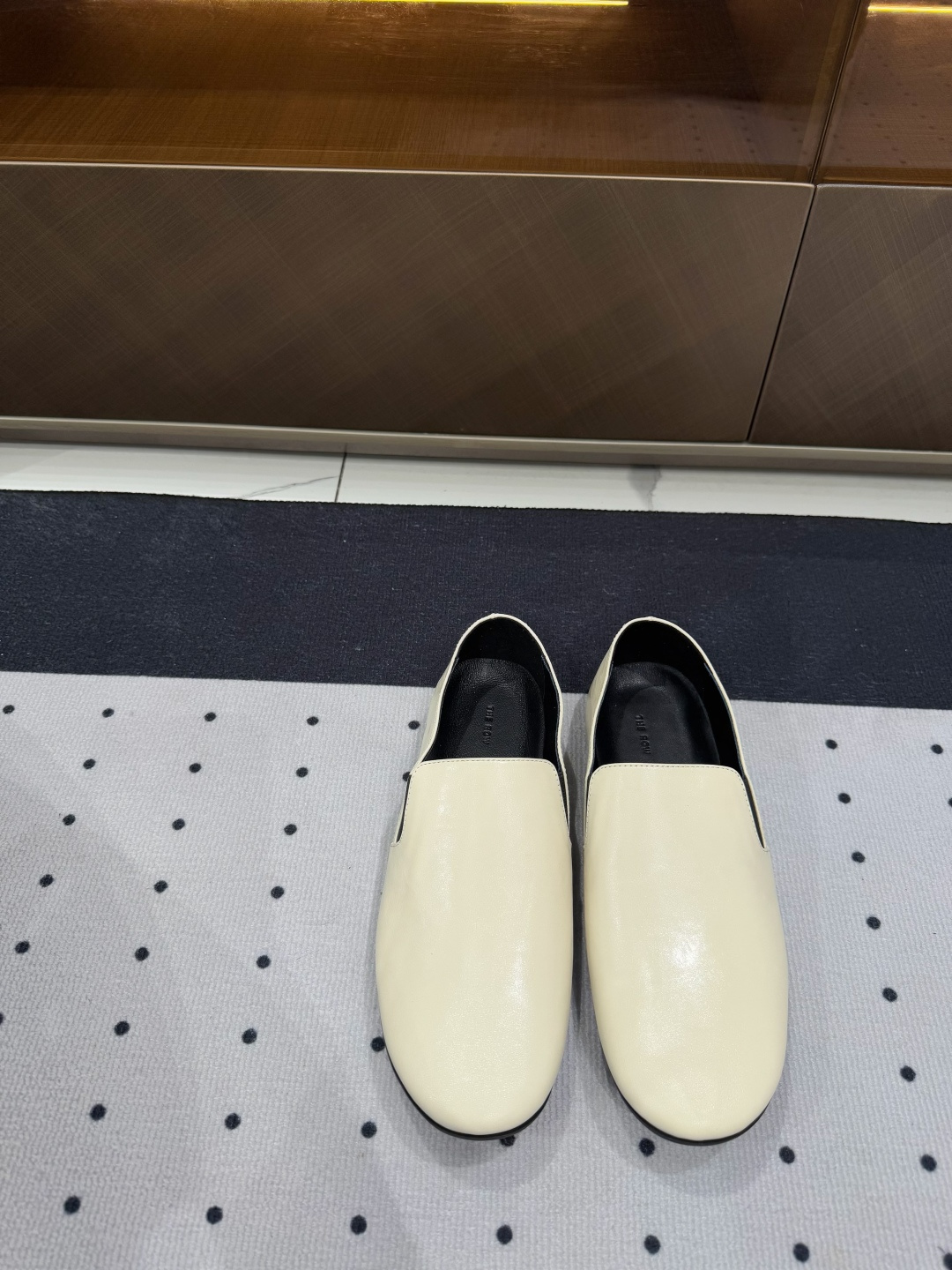 NO:234287,Brand new style ★Fabric Cowhide Inner Sheepskin Sole Rubber Elegant style Create a different feeling Heel height 1 cm Special packaging Simple and elegant style!  Top show bdetails in the market ———————————— ⊿size. ｜35-40 (40 customization without return and exchange), Doudou shoes, cowhide, sheepskin19860909全新款式 ★面料 牛皮 内里 羊皮 鞋底 橡胶 优雅风格 创造不一样的感觉 跟高 1 cm 专柜包装 简约气质款式！ 市场顶级 show bdetails ————————————  ⊿size. ｜35-40（40定制不退换),豆豆鞋,cowhide,sheepskin,Women's Shoes