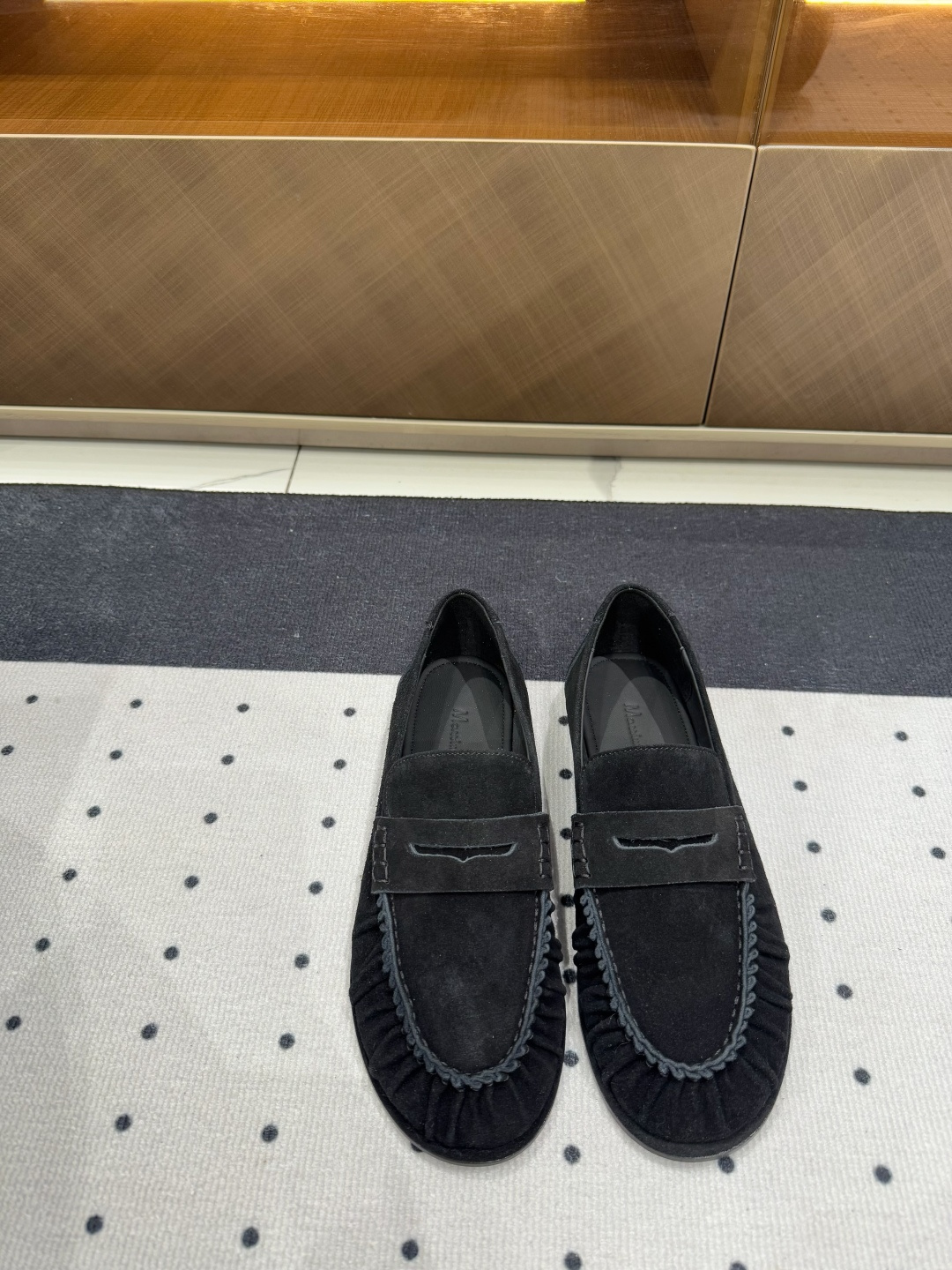 NO:234285,Brand new style ★Fabric, ox fleece, inner, sheepskin, sole, rubber, elegant style, create a different feeling, heel height 1 cm, counter packaging, simple and elegant style!  Top show bdetails in the market ———————————— ⊿size. ｜35-40 (40 customization without return and exchange), Doudou shoes, sheepskin19860909全新款式 ★面料 牛反绒 内里 羊皮 鞋底 橡胶 优雅风格 创造不一样的感觉 跟高 1 cm 专柜包装 简约气质款式！ 市场顶级 show bdetails ————————————  ⊿size. ｜35-40（40定制不退换),豆豆鞋,sheepskin,Women's Shoes