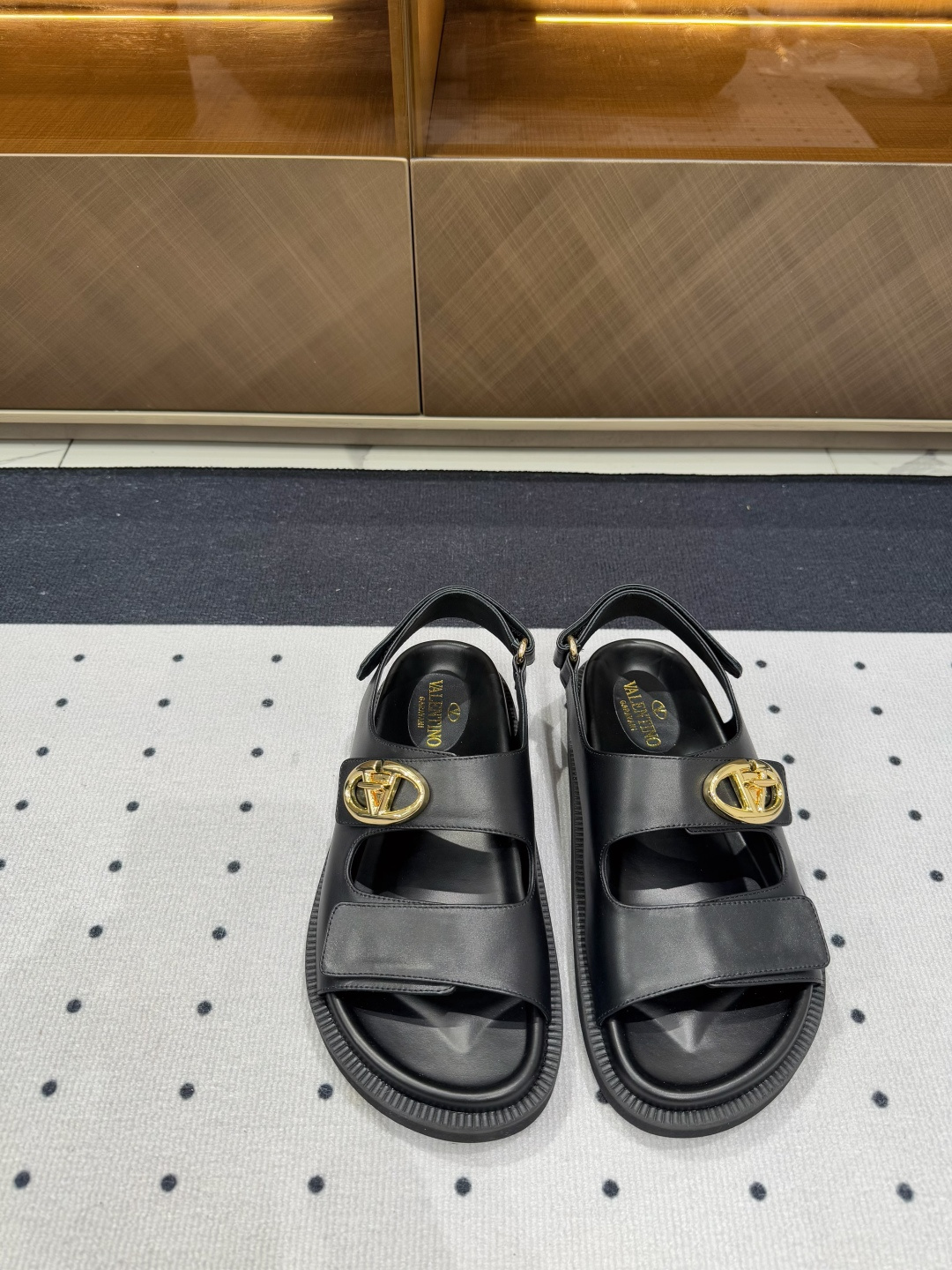 NO:165602,New products in early spring ★Fabric, cowhide, inner, sheepskin, sole, foamed outsole, elegant style, create a different feeling, heel height 2 cm, counter packaging, simple and elegant style!  Top show bdetails in the market ———————————— ⊿size. ｜35-39 (40 41 42 customized), sandals, sandals, cowhide, sheepskin19860909早春新品 ★面料 牛皮 内里 羊皮 鞋底 发泡大底 优雅风格 创造不一样的感觉 跟高 2 cm 专柜包装 简约气质款式！ 市场顶级 show bdetails ————————————  ⊿size. ｜35-39（40 41 42 定制）,凉鞋,sandals,cowhide,sheepskin,Women's Shoes