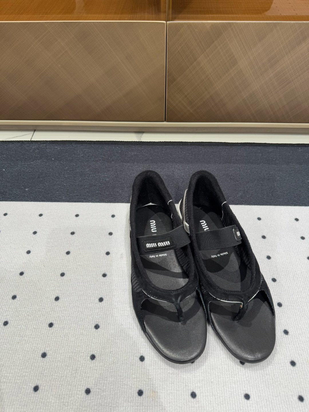 NO:234283,New hot products are available. Fabric, sheep velvet, inner, sheepskin, sole, rubber, elegant style, create a different feeling, heel height 2 cm, counter packaging, simple and elegant style!  show bdetails ———————————— size. ｜35-39 (40 41 42 customization), sandals, sandals, sheepskin19860909全新爆款上新 面料 羊反绒 内里 羊皮 鞋底 橡胶 优雅风格 创造不一样的感觉 跟高 2 cm 专柜包装 简约气质款式！ show bdetails ———————————— size. ｜35-39（40 41 42 定制）,凉鞋,sandals,sheepskin,Women's Shoes