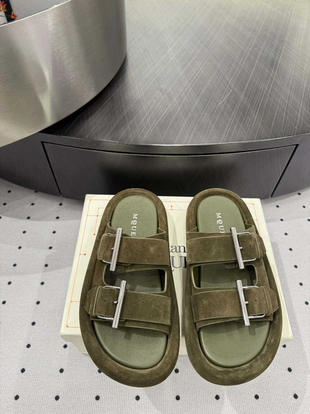 NO:165596,New hot products are available. Fabric, ox fleece, inner, sheepskin, sole, rubber, elegant style, create a different feeling, heel height 3 cm, counter packaging, simple and elegant style!  show bdetails ———————————— size. ｜35-39 (40 41 42 customization), slippers, slippers, sheepskin19860909全新爆款上新 面料 牛反绒 内里 羊皮 鞋底 橡胶 优雅风格 创造不一样的感觉 跟高 3 cm 专柜包装 简约气质款式！ show bdetails ———————————— size. ｜35-39（40 41 42 定制）,拖鞋,slippers,sheepskin,Women's Shoes