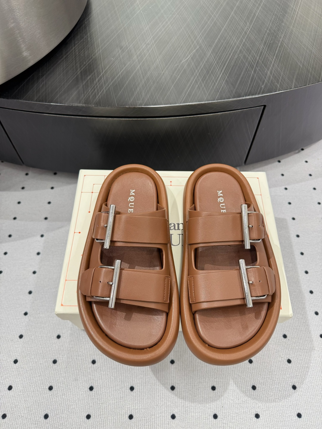 NO:165598,New hot products are available. Fabric, cowhide, inner, sheepskin, sole, rubber, elegant style, create a different feeling, heel height 3 cm, counter packaging, simple and elegant style!  show bdetails ———————————— size. ｜35-39 (40 41 42 customization), slippers, slippers, cowhide, sheepskin19860909全新爆款上新 面料 牛皮 内里 羊皮 鞋底 橡胶 优雅风格 创造不一样的感觉 跟高 3 cm 专柜包装 简约气质款式！ show bdetails ———————————— size. ｜35-39（40 41 42 定制）,拖鞋,slippers,cowhide,sheepskin,Women's Shoes