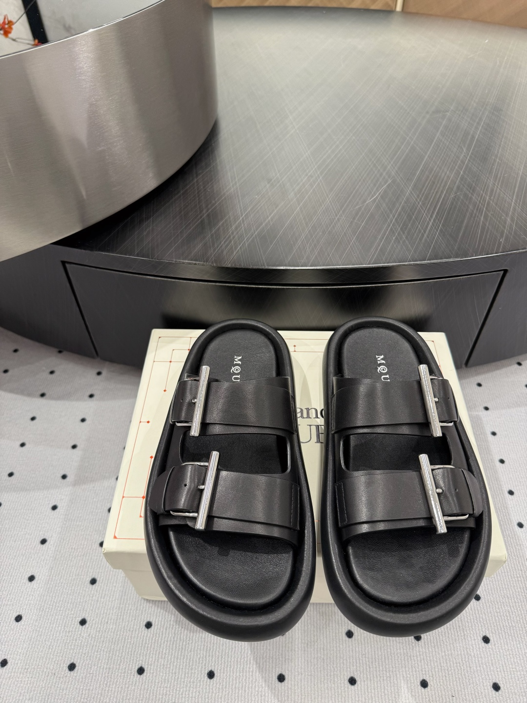 NO:165600,New hot products are available. Fabric, ox fleece, inner, sheepskin, sole, rubber, elegant style, create a different feeling, heel height 3 cm, counter packaging, simple and elegant style!  show bdetails ———————————— size. ｜35-39 (40 41 42 customization), slippers, slippers, sheepskin19860909全新爆款上新 面料 牛反绒 内里 羊皮 鞋底 橡胶 优雅风格 创造不一样的感觉 跟高 3 cm 专柜包装 简约气质款式！ show bdetails ———————————— size. ｜35-39（40 41 42 定制）,拖鞋,slippers,sheepskin,Women's Shoes