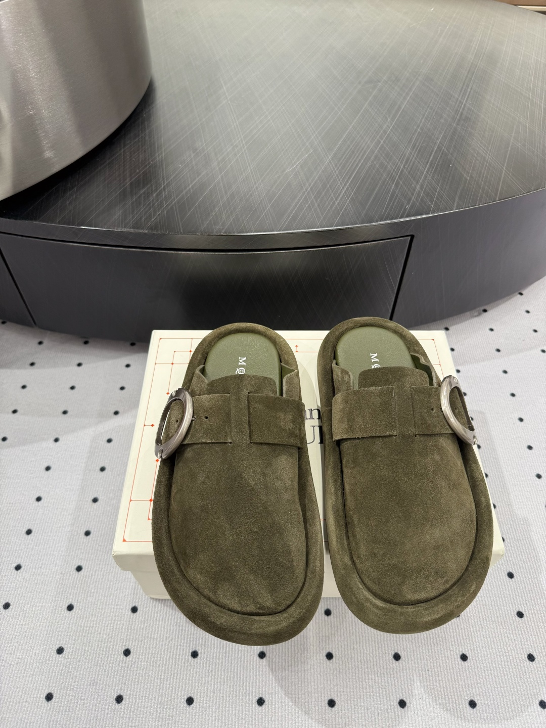 NO:165587,New hot products are available. Fabric, ox fleece, inner, sheepskin, sole, rubber, elegant style, create a different feeling, heel height 3 cm, counter packaging, simple and elegant style!  show bdetails ———————————— size. ｜35-39 (40 41 42 customized), semi-drag, sheepskin19860909全新爆款上新 面料 牛反绒 内里 羊皮 鞋底 橡胶 优雅风格 创造不一样的感觉 跟高 3 cm 专柜包装 简约气质款式！ show bdetails ———————————— size. ｜35-39（40 41 42 定制）,半拖,sheepskin,Women's Shoes