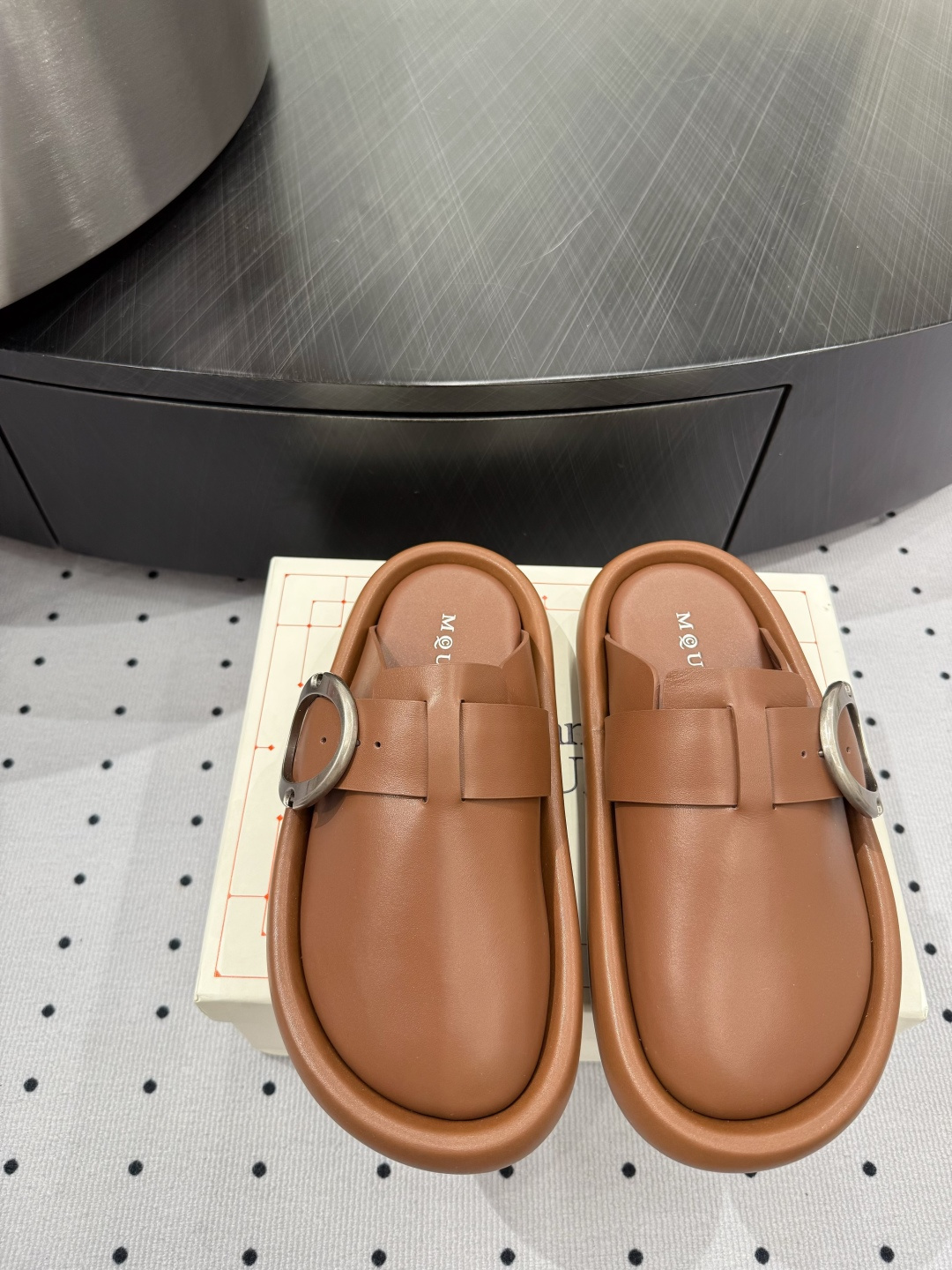 NO:165586,New hot products are available. Fabric, cowhide, inner, sheepskin, sole, rubber, elegant style, create a different feeling, heel height 3 cm, counter packaging, simple and elegant style!  show bdetails ———————————— size. ｜35-39 (40 41 42 customization), semi-drag, cowhide, sheepskin19860909全新爆款上新 面料 牛皮 内里 羊皮 鞋底 橡胶 优雅风格 创造不一样的感觉 跟高 3 cm 专柜包装 简约气质款式！ show bdetails ———————————— size. ｜35-39（40 41 42 定制）,半拖,cowhide,sheepskin,Women's Shoes