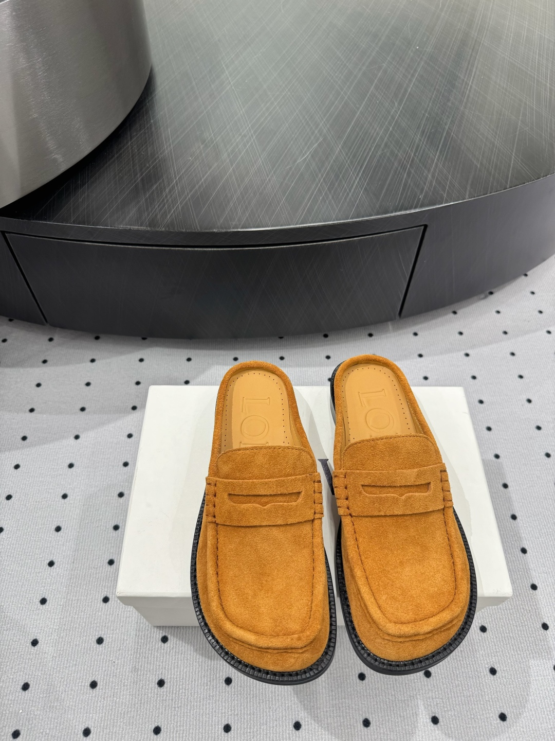 NO:165588,New hot products are available. Fabric, cow fleece, inner, cowhide, sole, genuine leather, elegant style, create a different feeling, heel height 2.5 cm, counter packaging, simple and elegant style!  show bdetails ———————————— size. ｜35-39 (40 41 42 customized), semi-drag, cowhide19860909全新爆款上新 面料 牛反绒 内里 牛皮 鞋底 真皮 优雅风格 创造不一样的感觉 跟高 2.5 cm 专柜包装 简约气质款式！ show bdetails ———————————— size. ｜35-39（40 41 42 定制）,半拖,cowhide,Women's Shoes