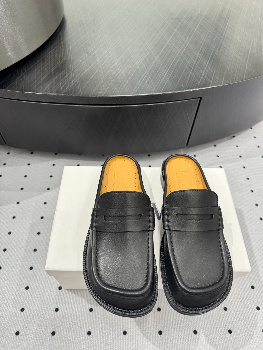 NO:165590,New hot products are available. Fabric, cowhide, inner, cowhide, sole, genuine leather, elegant style, create a different feeling, heel height 2.5 cm, counter packaging, simple and elegant style!  show bdetails ———————————— size. ｜35-39 (40 41 42 customized), semi-drag, cowhide19860909全新爆款上新 面料 牛皮 内里 牛皮 鞋底 真皮 优雅风格 创造不一样的感觉 跟高 2.5 cm 专柜包装 简约气质款式！ show bdetails ———————————— size. ｜35-39（40 41 42 定制）,半拖,cowhide,Women's Shoes