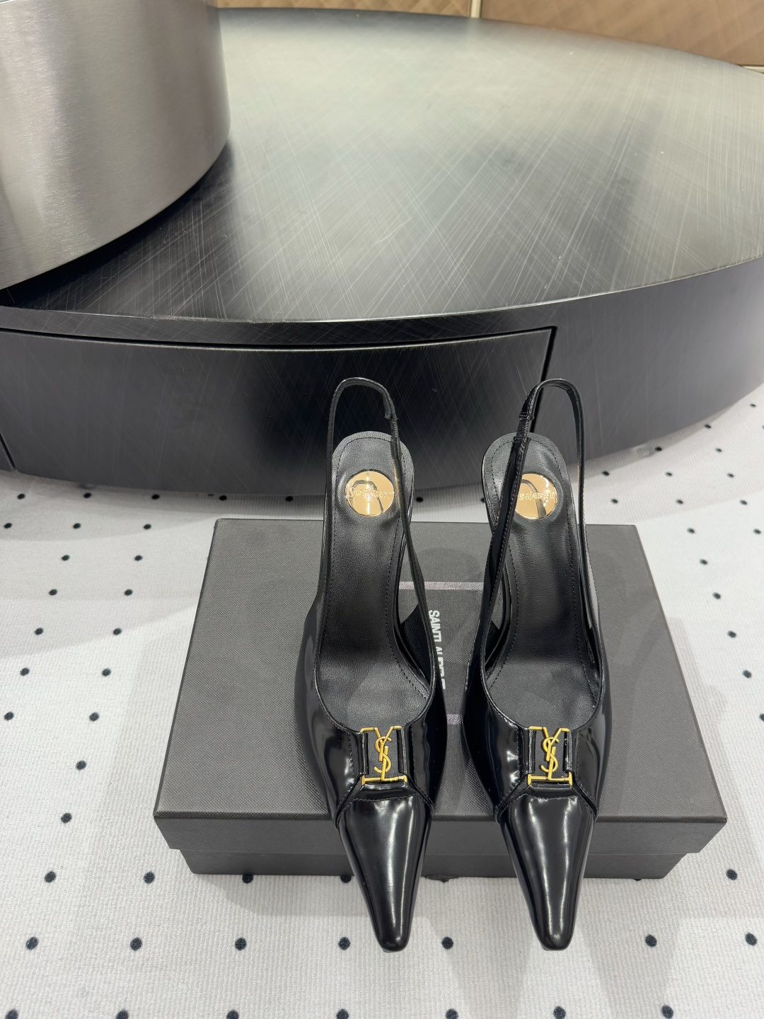 NO:165563,5 New products in early spring, fabric, edge beads, inner, sheepskin, sole, cowhide, elegant style, create a different feeling, heel height 7.5 cm, counter packaging, simple and elegant style!  show bdetails ———————————— size. ｜35-39 (40 41 42 customization), sandals, sandals, cowhide, sheepskin198609095 早春新品 面料 开边珠 内里 羊皮 鞋底 牛皮 优雅风格 创造不一样的感觉 跟高 7.5 cm 专柜包装 简约气质款式！ show bdetails ———————————— size. ｜35-39（40 41 42 定制),凉鞋,sandals,cowhide,sheepskin,Women's Shoes