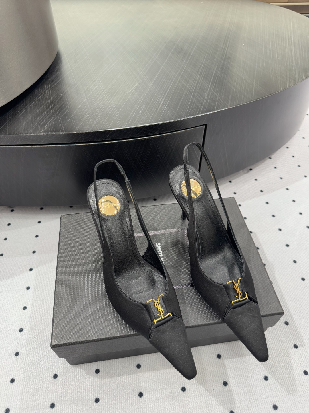 NO:165566,5 New products in early spring, fabric, silk, inner, sheepskin, sole, cowhide, elegant style, create a different feeling, heel height 7.5 cm, counter packaging, simple and elegant style!  show bdetails ———————————— size. ｜35-39 (40 41 42 customization), sandals, sandals, cowhide, sheepskin, real silk198609095 早春新品 面料 真丝 内里 羊皮 鞋底 牛皮 优雅风格 创造不一样的感觉 跟高 7.5 cm 专柜包装 简约气质款式！ show bdetails ———————————— size. ｜35-39（40 41 42 定制),凉鞋,sandals,cowhide,sheepskin,real silk,Women's Shoes