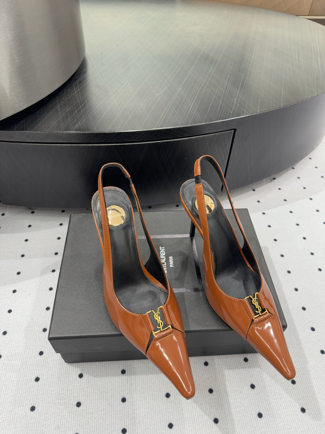 NO:165569,5 New products in early spring, fabric, edge beads, inner, sheepskin, sole, cowhide, elegant style, create a different feeling, heel height 7.5 cm, counter packaging, simple and elegant style!  show bdetails ———————————— size. ｜35-39 (40 41 42 customization), sandals, sandals, cowhide, sheepskin198609095 早春新品 面料 开边珠 内里 羊皮 鞋底 牛皮 优雅风格 创造不一样的感觉 跟高 7.5 cm 专柜包装 简约气质款式！ show bdetails ———————————— size. ｜35-39（40 41 42 定制),凉鞋,sandals,cowhide,sheepskin,Women's Shoes