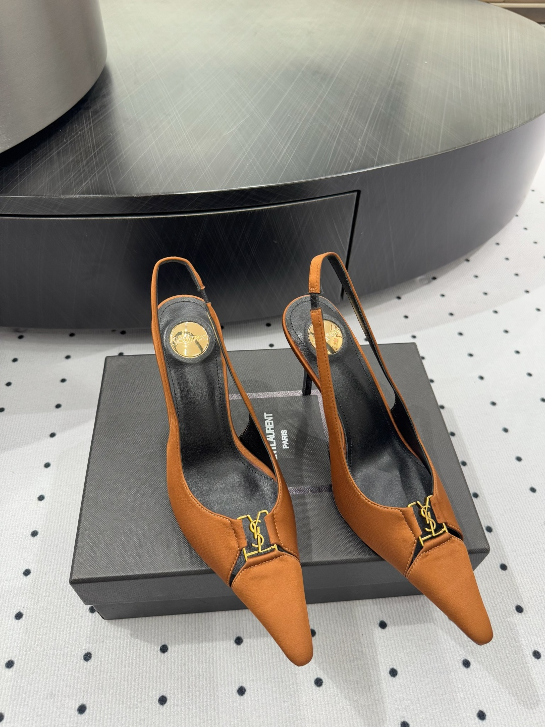 NO:165572,5 New products in early spring, fabric, silk, inner, sheepskin, sole, cowhide, elegant style, create a different feeling, heel height 7.5 cm, counter packaging, simple and elegant style!  show bdetails ———————————— size. ｜35-39 (40 41 42 customization), sandals, sandals, cowhide, sheepskin, real silk198609095 早春新品 面料 真丝 内里 羊皮 鞋底 牛皮 优雅风格 创造不一样的感觉 跟高 7.5 cm 专柜包装 简约气质款式！ show bdetails ———————————— size. ｜35-39（40 41 42 定制),凉鞋,sandals,cowhide,sheepskin,real silk,Women's Shoes