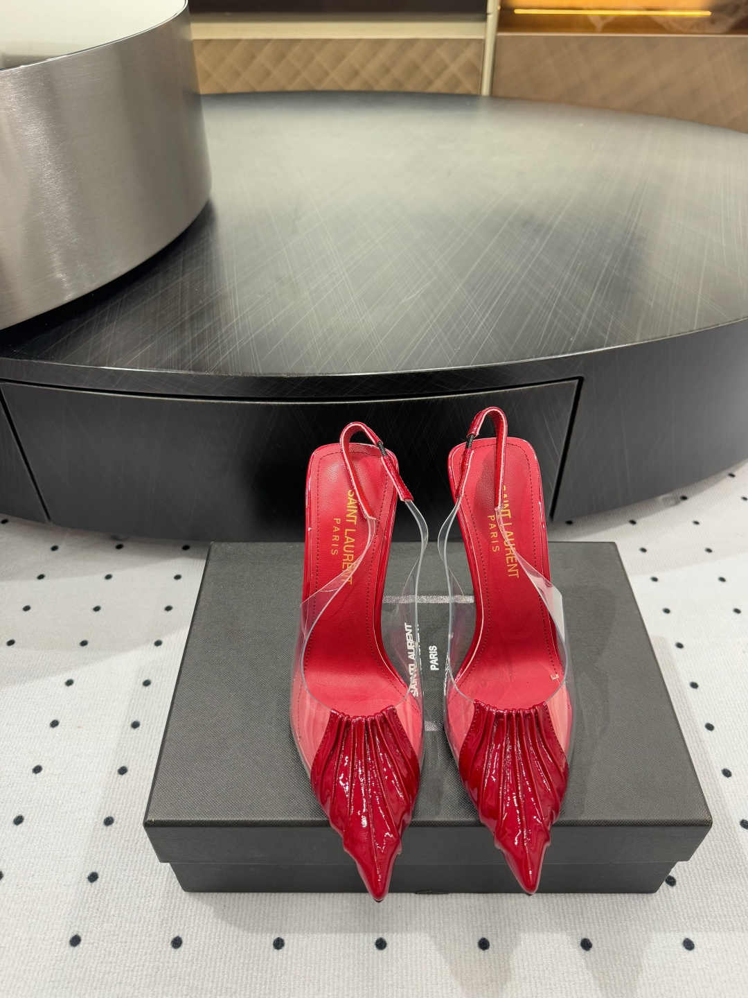 NO:165575,5 New products in early spring, fabric, patent leather, inner, sheepskin, sole, cowhide, elegant style, create a different feeling, heel height 11 cm, counter packaging, simple and elegant style!  show bdetails ———————————— size. ｜35-39 (40 41 42 customization), sandals, sandals, cowhide, sheepskin198609095 早春新品 面料 漆皮  内里 羊皮 鞋底 牛皮 优雅风格 创造不一样的感觉 跟高 11 cm 专柜包装 简约气质款式！ show bdetails ———————————— size. ｜35-39（40 41 42 定制),凉鞋,sandals,cowhide,sheepskin,Women's Shoes