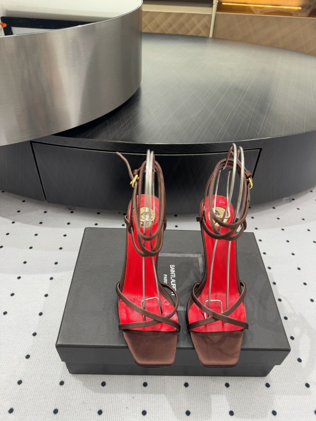 NO:165578,5 New products in early spring, fabric, silk, inner, sheepskin, sole, cowhide, elegant style, create a different feeling, heel height 10 cm, counter packaging, simple and elegant style!  show bdetails ———————————— size. ｜35-39 (40 41 42 customization), sandals, sandals, cowhide, sheepskin, real silk198609095 早春新品 面料 真丝  内里 羊皮 鞋底 牛皮 优雅风格 创造不一样的感觉 跟高 10 cm 专柜包装 简约气质款式！ show bdetails ———————————— size. ｜35-39（40 41 42 定制),凉鞋,sandals,cowhide,sheepskin,real silk,Women's Shoes