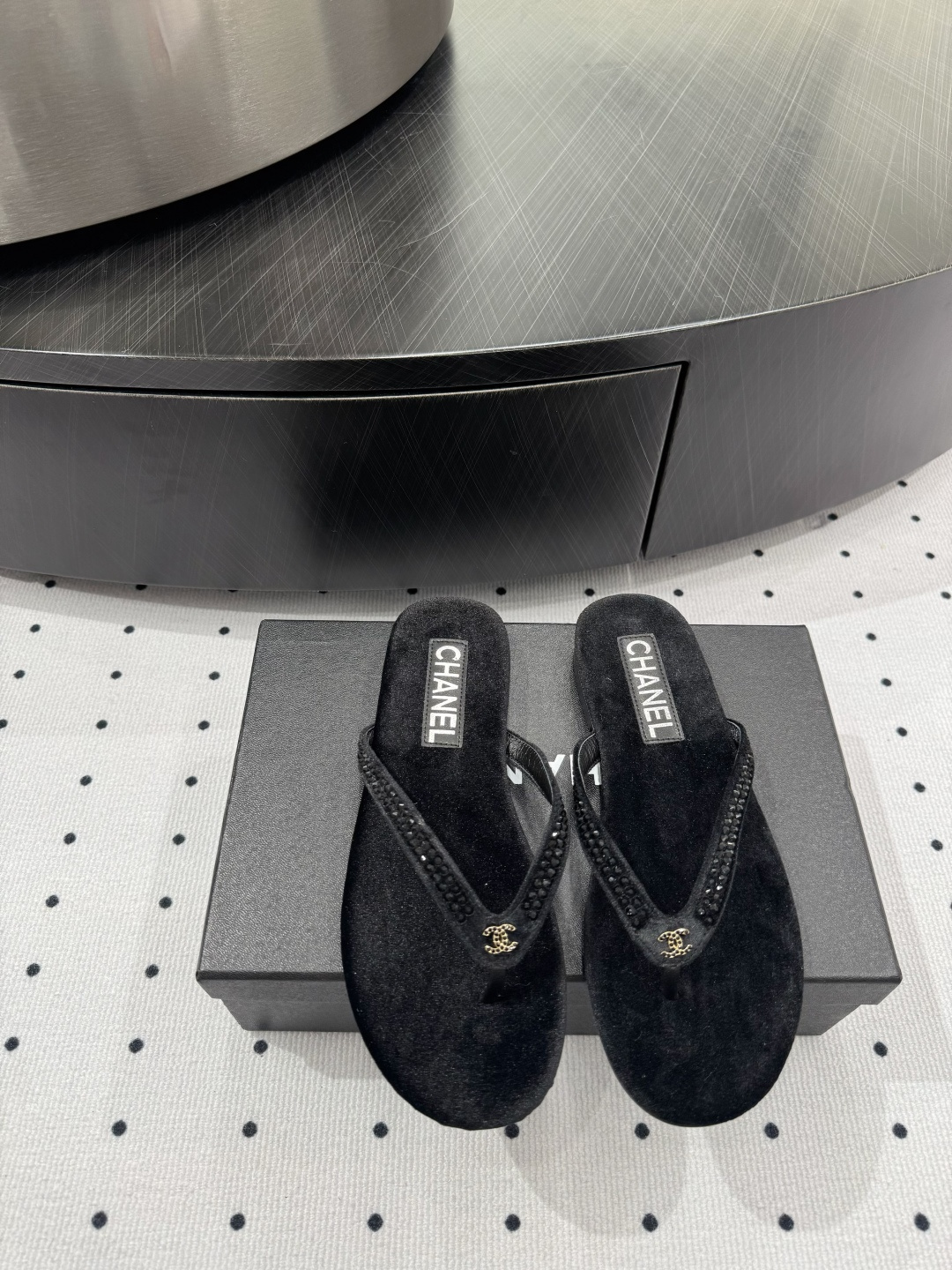 NO:165560,New products in early spring, fabric velvet, inner sheepskin, sole cowhide, elegant style, create a different feeling, heel height 1 cm, counter packaging, simple and elegant style!  Top show bdetails in the market ———————————— ⊿size. ｜35-40 (40 41 customization), slippers, slippers, cowhide, sheepskin19860909早春新品 面料天鹅绒 内里羊皮 鞋底牛皮 优雅风格 创造不一样的感觉 跟高 1 cm 专柜包装 简约气质款式！ 市场顶级 show bdetails ————————————  ⊿size. ｜35-40（40 41 定制),拖鞋,slippers,cowhide,sheepskin,Women's Shoes