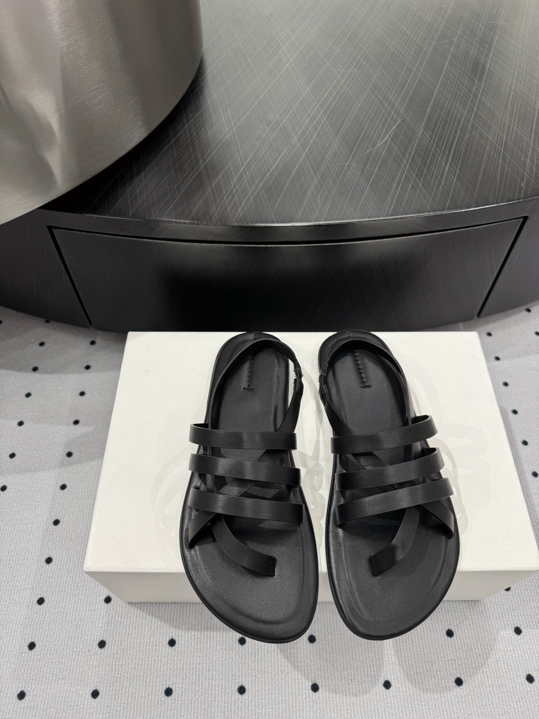 NO:165582,5 New products in early spring, fabric, sheepskin, inner, sheepskin, sole, rubber sole, elegant style, create a different feeling, heel height 1 cm, counter packaging, simple and elegant style!  show bdetails ———————————— size. ｜35-40 (40 customization), sandals, sandals, sheepskin198609095 早春新品 面料 羊皮 内里 羊皮 鞋底 橡胶底 优雅风格 创造不一样的感觉 跟高 1 cm 专柜包装 简约气质款式！ show bdetails ———————————— size. ｜35-40（40定制）,凉鞋,sandals,sheepskin,Women's Shoes