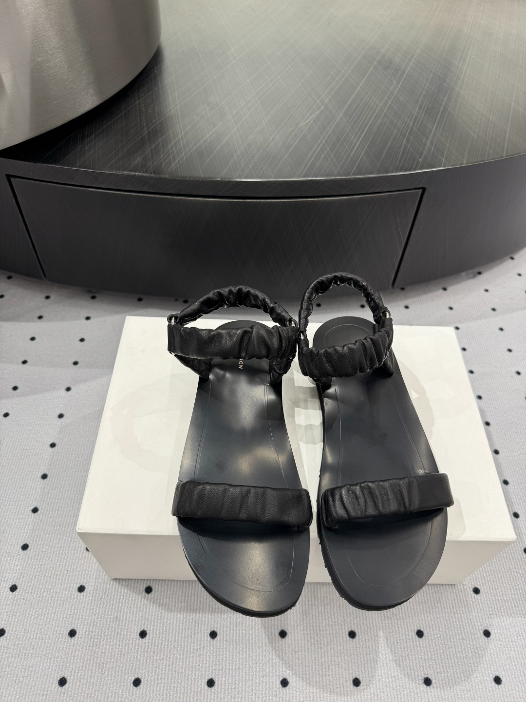 NO:165585,Price 5 New products in early spring Fabrics Sheepskin Inner Sheepskin Sole Rubber Sole Elegant Style Create a different feeling Heel height 1 cm Special packaging Simple and elegant style!  show bdetails ———————————— size. ｜35-40 (40 customization), sandals, sandals, sheepskin19860909一口价  5 早春新品 面料 羊皮 内里 羊皮 鞋底 橡胶底 优雅风格 创造不一样的感觉 跟高 1 cm 专柜包装 简约气质款式！ show bdetails ———————————— size. ｜35-40（40定制）,凉鞋,sandals,sheepskin,Women's Shoes