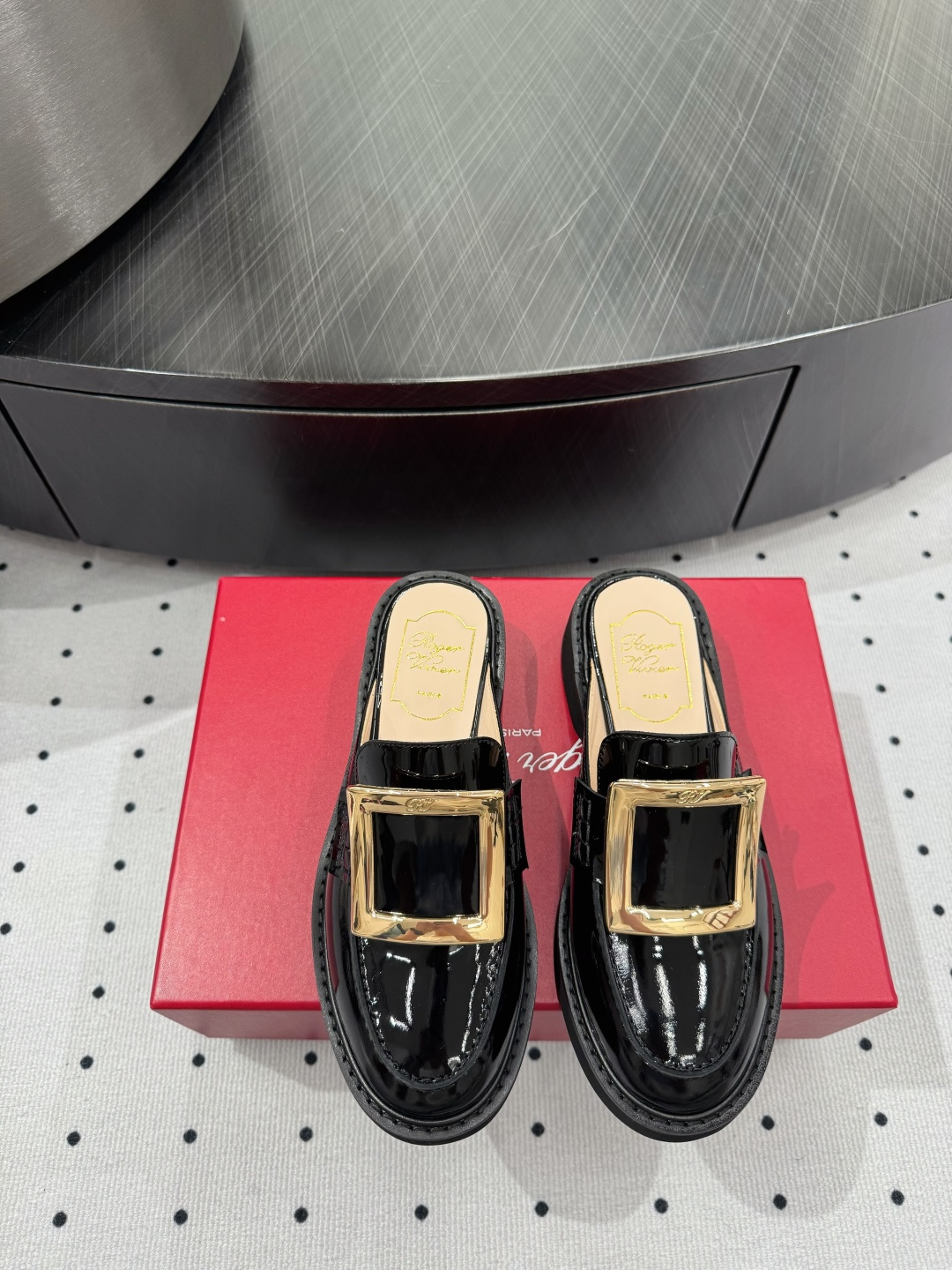 NO:234168,Brand new upgraded fabric, ox patent leather, inner sheepskin, sole, foam sole, elegant style, create a different feeling, heel height 2.5 cm, counter packaging, simple and elegant style!  show bdetails ———————————— size. ｜35-39 (40 41 customization),, sheepskin19860909全新升级 面料 牛漆皮 内里 羊皮 鞋底 发泡底 优雅风格 创造不一样的感觉 跟高 2.5 cm 专柜包装 简约气质款式！ show bdetails ———————————— size. ｜35-39（40 41 定制）,,sheepskin,Women's Shoes