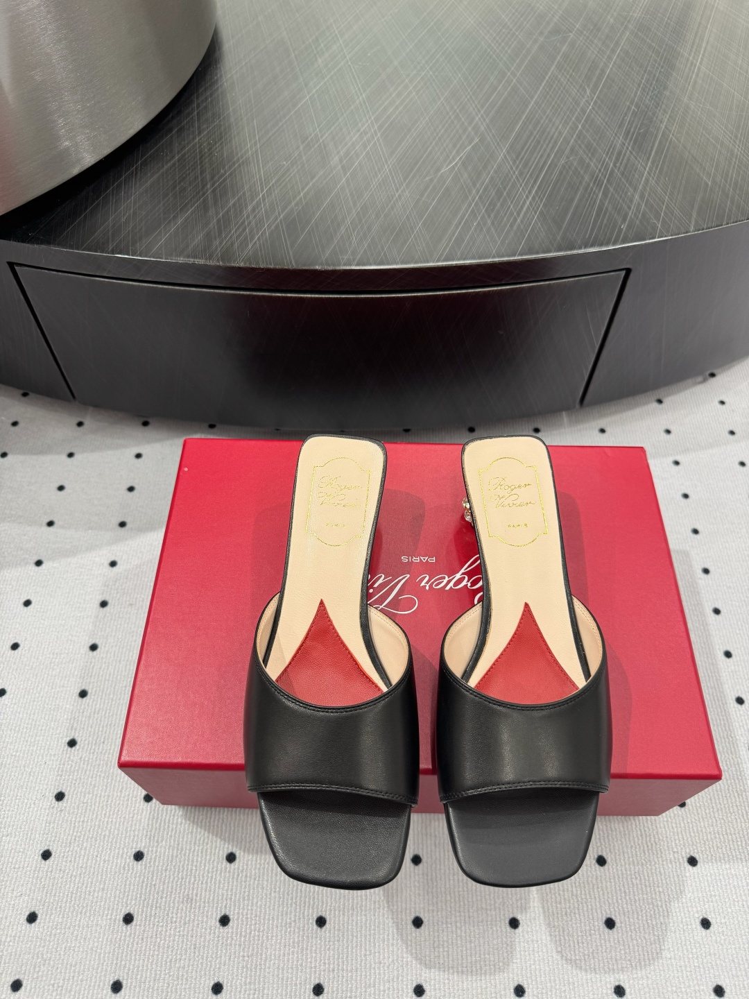 NO:234169,Brand new upgraded fabric sheepskin inner sheepskin sole cowhide elegant style creates a different feeling Heel height 3 cm Special packaging Simple and elegant style!  show bdetails ———————————— size. ｜35-39 (40 41 customization), slippers, slippers, cowhide, sheepskin19860909全新升级 面料 羊皮  内里 羊皮 鞋底 牛皮  优雅风格 创造不一样的感觉 跟高 3 cm 专柜包装 简约气质款式！ show bdetails ———————————— size. ｜35-39（40 41 定制）,拖鞋,slippers,cowhide,sheepskin,Women's Shoes