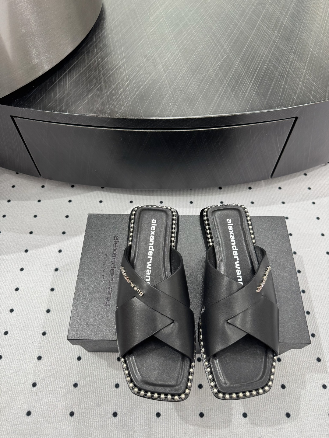 NO:234166,New products are available in hot products, fabric, cowhide, inner, sheepskin, sole, cowhide, elegant style, create a different feeling, heel height 1 cm, counter packaging, simple and elegant style!  show bdetails ———————————— size. ｜35-39 (40 41 customization), sandals, sandals, cowhide, sheepskin19860909爆款上新 面料 牛皮 内里 羊皮 鞋底 牛皮  优雅风格 创造不一样的感觉 跟高 1 cm 专柜包装 简约气质款式！ show bdetails ———————————— size. ｜35-39（40 41 定制）,凉鞋,sandals,cowhide,sheepskin,Women's Shoes