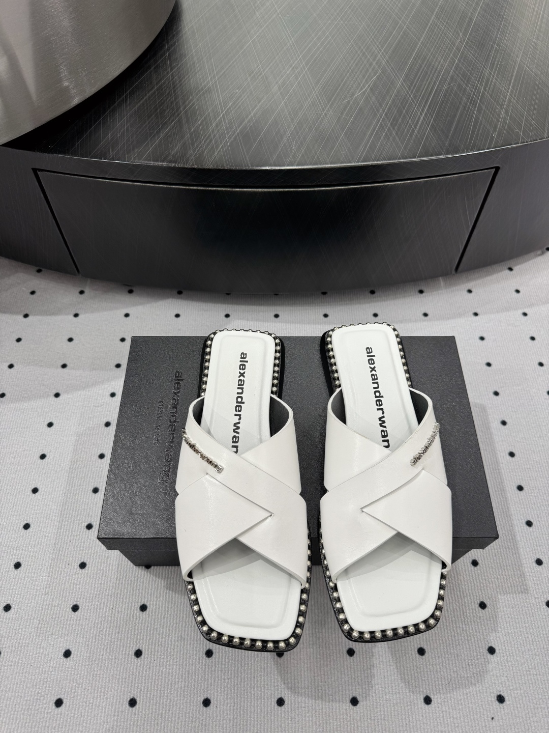 NO:234170,New products are available in hot products, fabric, cowhide, inner, sheepskin, sole, cowhide, elegant style, create a different feeling, heel height 1 cm, counter packaging, simple and elegant style!  show bdetails ———————————— size. ｜35-39 (40 41 customization), slippers, slippers, cowhide, sheepskin19860909爆款上新 面料 牛皮 内里 羊皮 鞋底 牛皮  优雅风格 创造不一样的感觉 跟高 1 cm 专柜包装 简约气质款式！ show bdetails ———————————— size. ｜35-39（40 41 定制）,拖鞋,slippers,cowhide,sheepskin,Women's Shoes