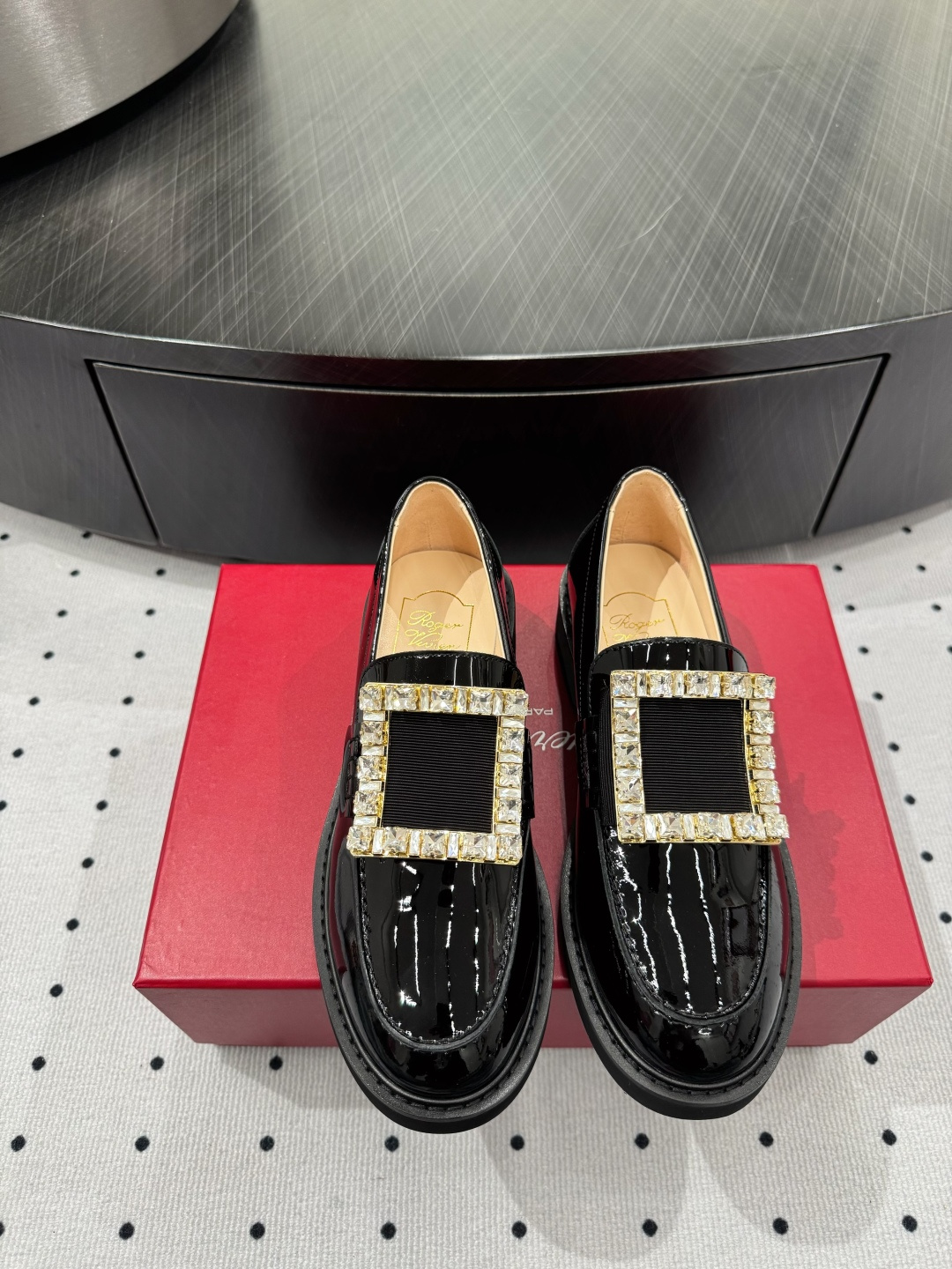 NO:235254,Brand new upgrades Fabric Patent leather Inner Sheepskin Sole Foam Sole Elegant style Create a different feeling Heel height 3 cm Special packaging Simple and elegant style!  show bdetails ———————————— size. ｜35-39 (40 41 customization), loafers, loafers, sheepskin19860909全新升级 面料 漆皮 内里 羊皮 鞋底 发泡底 优雅风格 创造不一样的感觉 跟高 3 cm 专柜包装 简约气质款式！ show bdetails ———————————— size. ｜35-39（40 41 定制）,乐福鞋,loafers,sheepskin,Women's Shoes