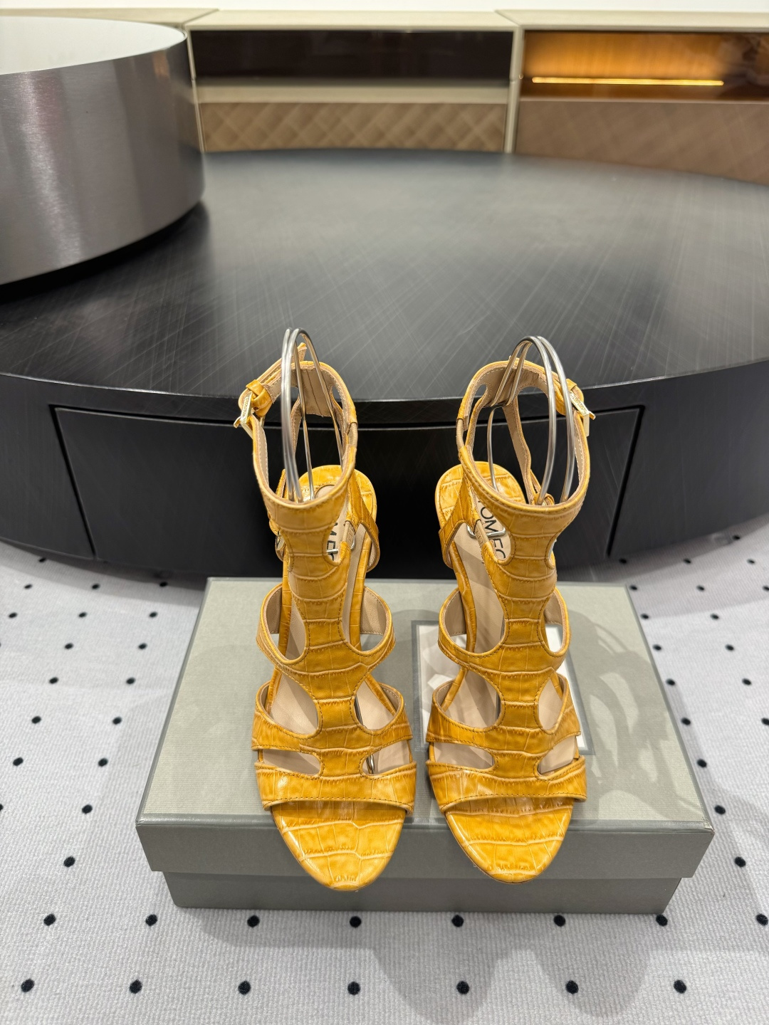 NO:235262,Brand new design style Fabric cowhide inner sheepskin sole cowhide elegant style Create a different feeling Heel height 10.5 cm Special packaging Simple and elegant style!  show bdetails ———————————— size. ｜35-39 (40 41 42 customization), sandals, sandals, cowhide, sheepskin19860909全新设计风格 面料 牛皮  内里 羊皮 鞋底 牛皮 优雅风格 创造不一样的感觉 跟高 10 .5 cm 专柜包装 简约气质款式！ show bdetails ———————————— size. ｜35-39（40 41 42 定制）,凉鞋,sandals,cowhide,sheepskin,Women's Shoes