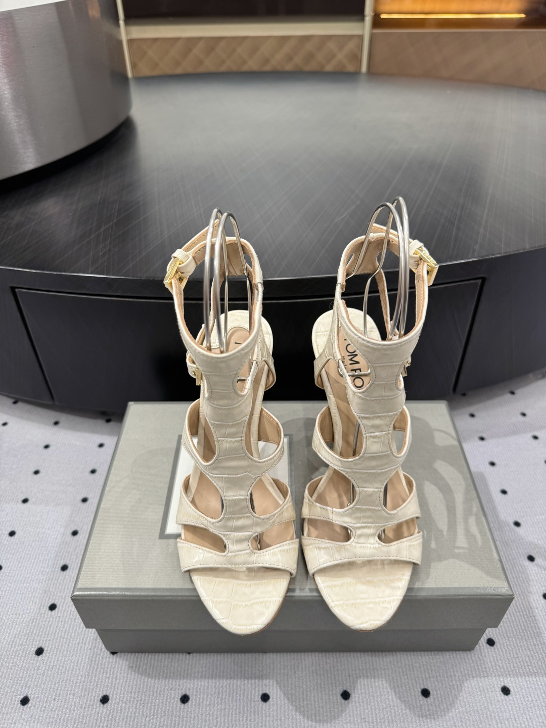 NO:235264,Brand new design style Fabric Sheepskin Inner Sheepskin Sole Cowhide Elegant style Create a different feeling Heel height 10.5 cm Special packaging Simple and elegant style!  show bdetails ———————————— size. ｜35-39 (40 41 42 customization), sandals, sandals, cowhide, sheepskin19860909全新设计风格 面料 羊皮  内里 羊皮 鞋底 牛皮 优雅风格 创造不一样的感觉 跟高 10 .5 cm 专柜包装 简约气质款式！ show bdetails ———————————— size. ｜35-39（40 41 42 定制）,凉鞋,sandals,cowhide,sheepskin,Women's Shoes