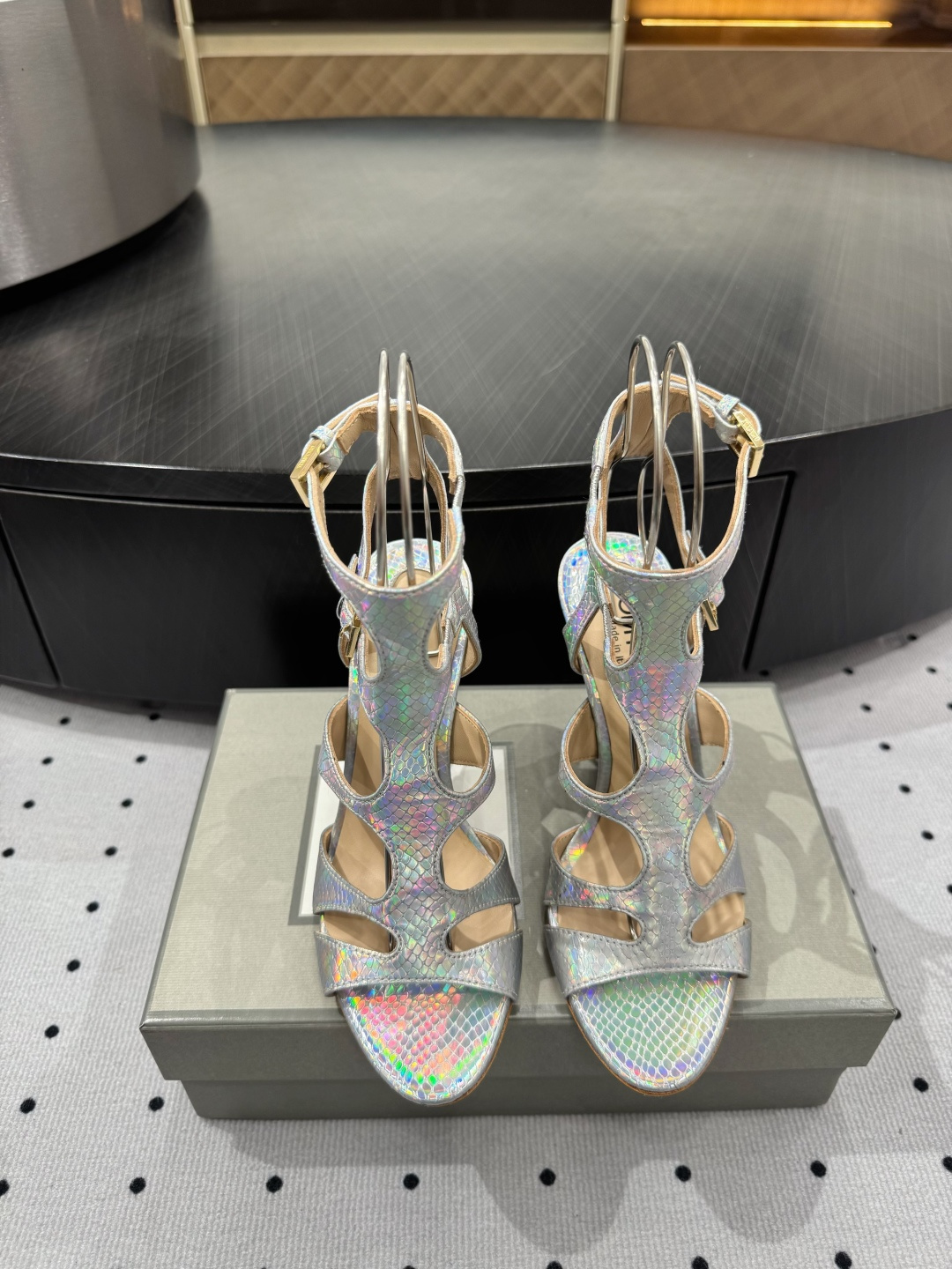 NO:235247,Brand new design style Fabric cowhide inner sheepskin sole cowhide elegant style Create a different feeling Heel height 10.5 cm Special packaging Simple and elegant style!  show bdetails ———————————— size. ｜35-39 (40 41 42 customization), sandals, sandals, cowhide, sheepskin19860909全新设计风格 面料 牛皮  内里 羊皮 鞋底 牛皮 优雅风格 创造不一样的感觉 跟高 10 .5 cm 专柜包装 简约气质款式！ show bdetails ———————————— size. ｜35-39（40 41 42 定制）,凉鞋,sandals,cowhide,sheepskin,Women's Shoes