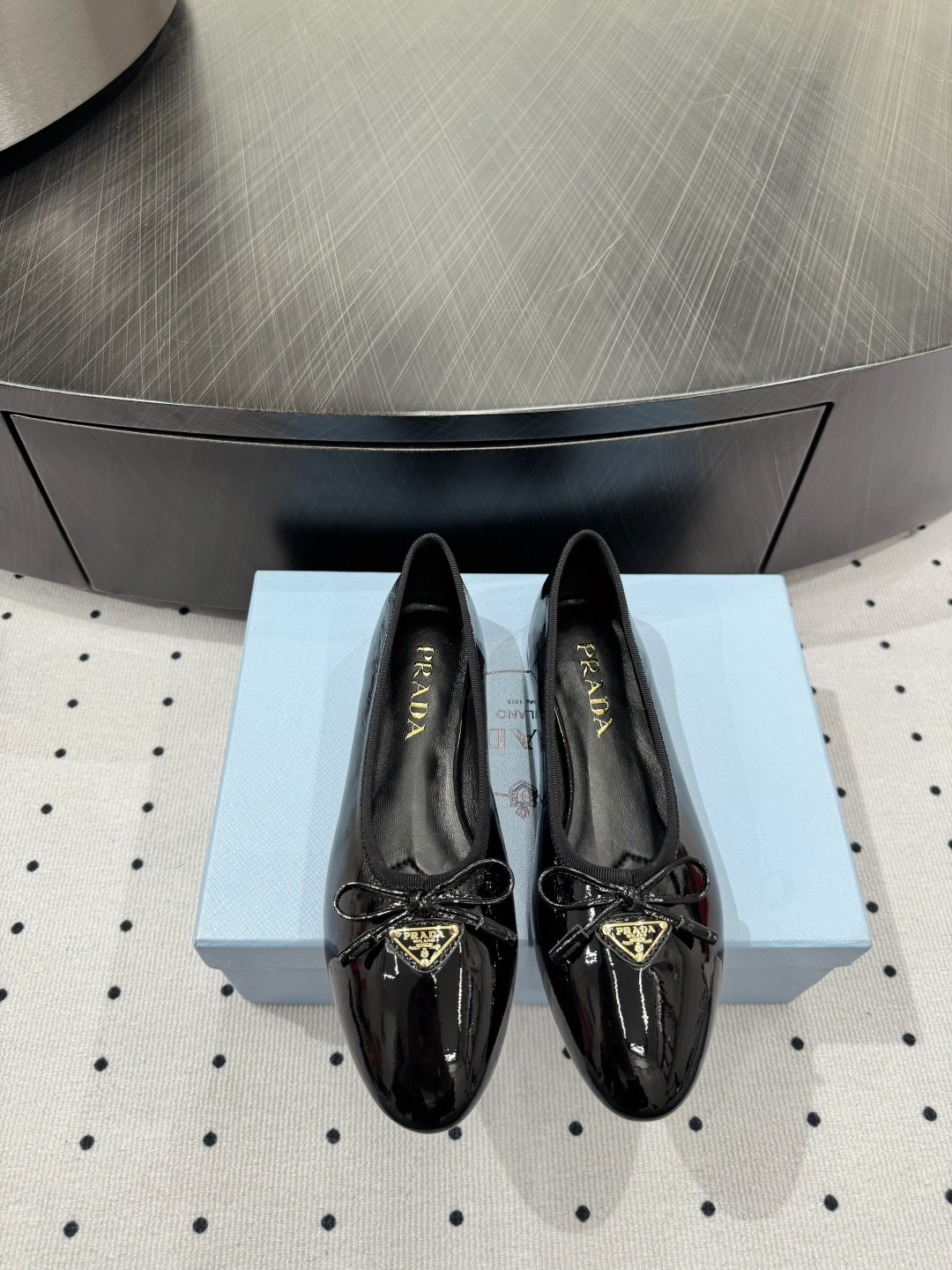 NO:235260,New products in early spring, fabric, patent leather, inner, sheepskin, sole, rubber sole, elegant style, create a different feeling, heel height 1 cm, counter packaging, simple and elegant style!  show bdetails ———————————— size. ｜35-39 (34 40 41 custom-made non-return and exchange), single shoes, sheepskin19860909早春新品 面料 漆皮 内里 羊皮 鞋底 橡胶底 优雅风格 创造不一样的感觉 跟高 1 cm 专柜包装 简约气质款式！ show bdetails ———————————— size. ｜35-39（34 40 41定制不退换）,单鞋,sheepskin,Women's Shoes