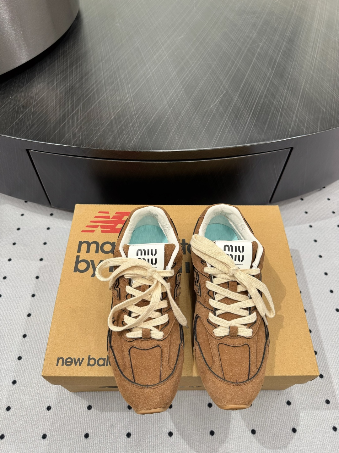 NO:235258,Co-branded model, fabric, ox fleece, inner, sheepskin, sole, molded sole, elegant style, create a different feeling, heel height 2.0 cm, counter packaging, simple and elegant style!  show bdetails ———————————— size. ｜35-39 (40 41 customization), casual shoes/sneakers, sneakers, sheepskin19860909联名款, 面料 牛反绒 内里 羊皮 鞋底 成型底 优雅风格 创造不一样的感觉 跟高 2.0 cm 专柜包装 简约气质款式！ show bdetails ———————————— size. ｜35-39（40 41定制),休闲鞋/运动鞋,sneakers,sheepskin,Women's Shoes