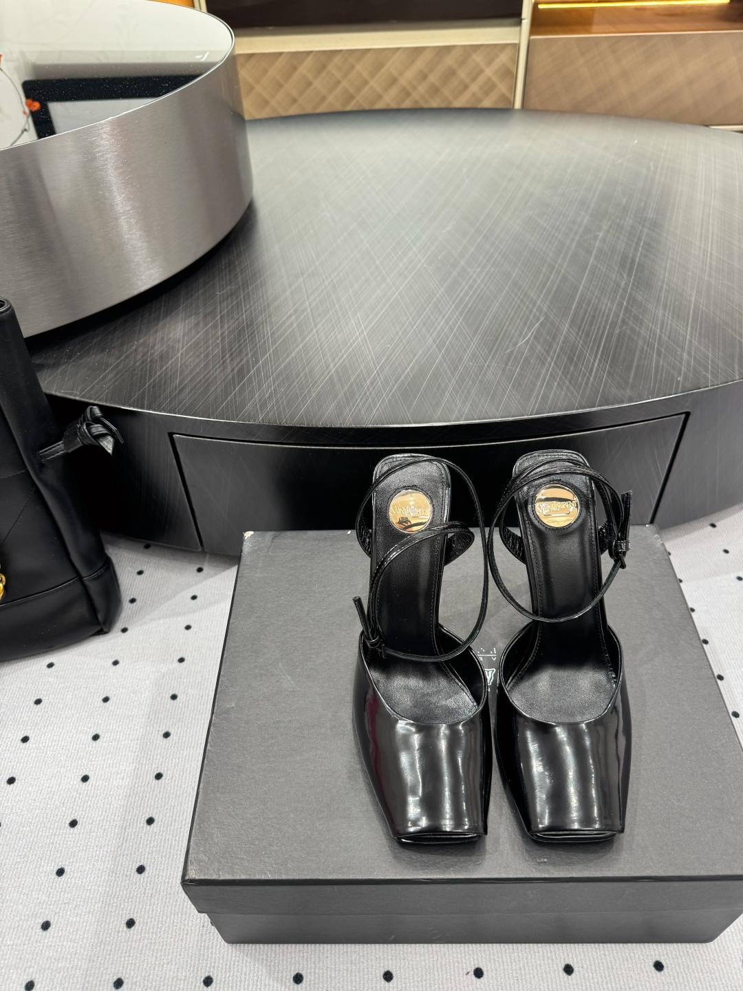 NO:237096,25 spring style Who can refuse ysl high heels? It is known as the magic of killing men. You deserve to have fabric, edge beads, inner, sheepskin, sole, cowhide, elegant style, create a different feeling, heel height 10.5 cm, counter packaging, simple and elegant style!  show bdetails ————————————— size. ｜35-39 (40 41 42 customization), high heels sandals, saint laurent, sandals, high heels, cowhide, sheepskin1986090925春款 谁能拒绝ysl高跟鞋,号称斩男神奇,你值得拥有  面料 开边珠 内里 羊皮 鞋底 牛皮 优雅风格 创造不一样的感觉 跟高 10.5 cm 专柜包装 简约气质款式！ show bdetails ———————————— size. ｜35-39（40 41 42 定制）,高跟鞋凉鞋,saint laurent,sandals,high heels,cowhide,sheepskin,Women's Shoes